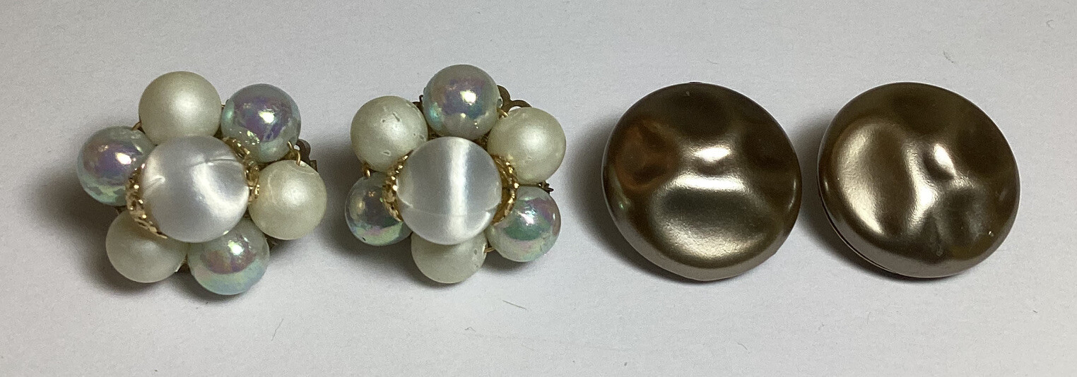 PRETTY VINTAGE RETRO TWO PAIR MIXED LOT OF CLIP-ON EARRINGS GRAY, WHITE & LUSTER