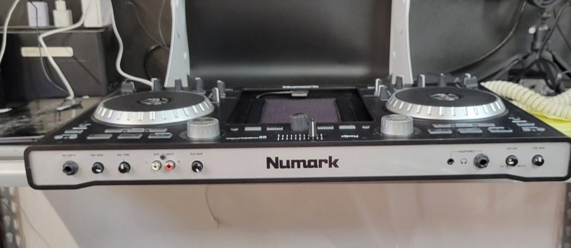 Numark iDJ Pro premium DJ controller for iPad - No laptop required - UNTESTED