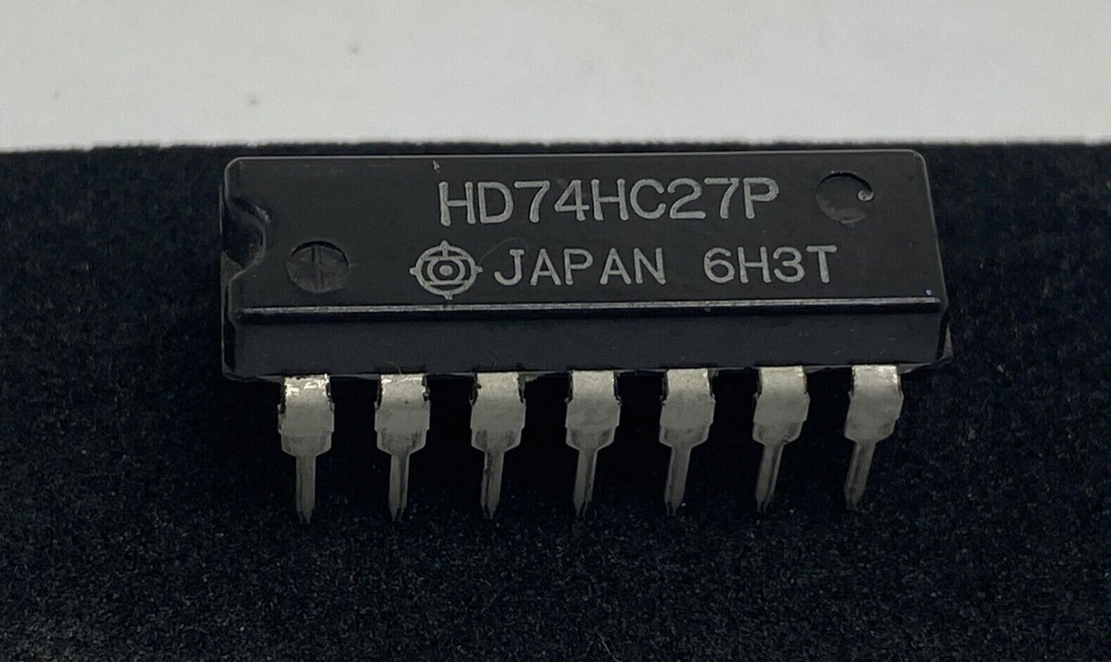 Hitachi HD74HC27P triple 3-input NOR Gates Integrated Circuit