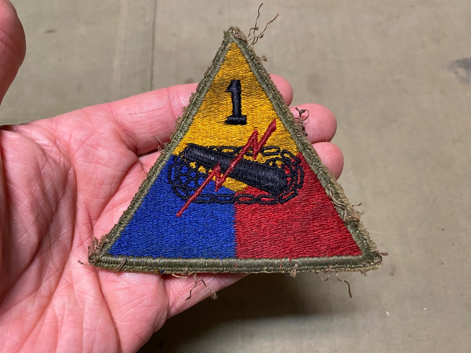 ORIGINAL WWII US 1ST ARMORED TANK SLEEVE INSIGNIA PATCH- GREEN BACK