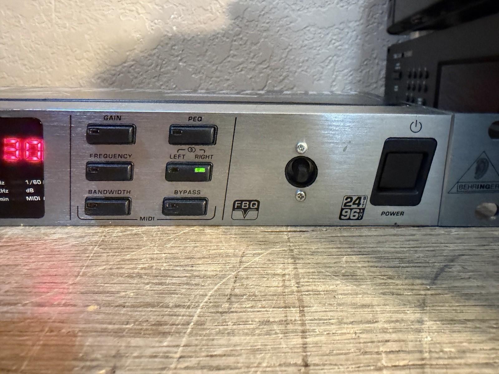 Behringer Feedback Destroyer Pro Auto & Ultra-Fast Feedback Destroyer - FBQ2496