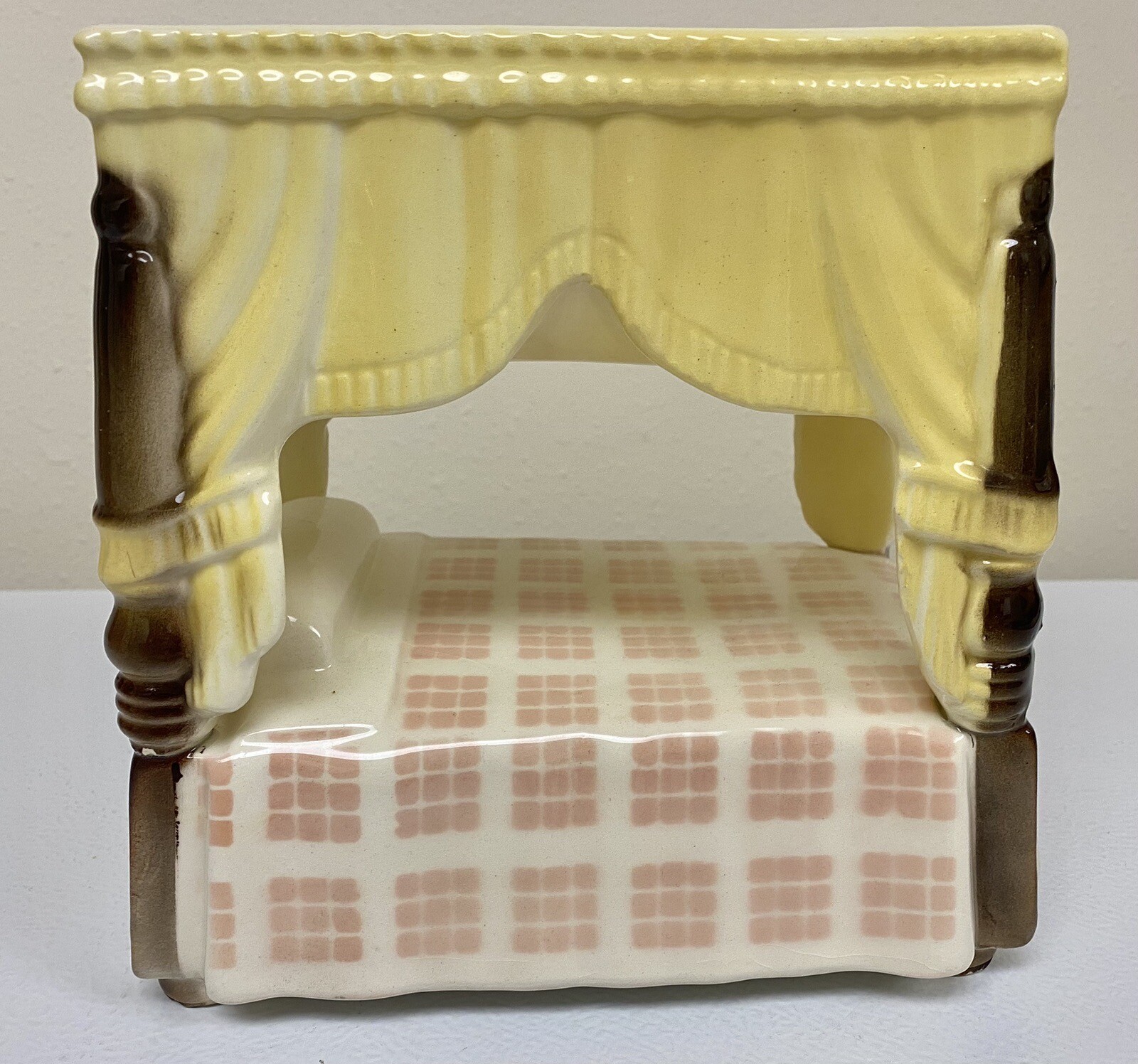 SHAWNEE POTTERY POSTER BED PLANTER YELLOW DRAPERY PINK CHECKER BED SPREAD NICE!
