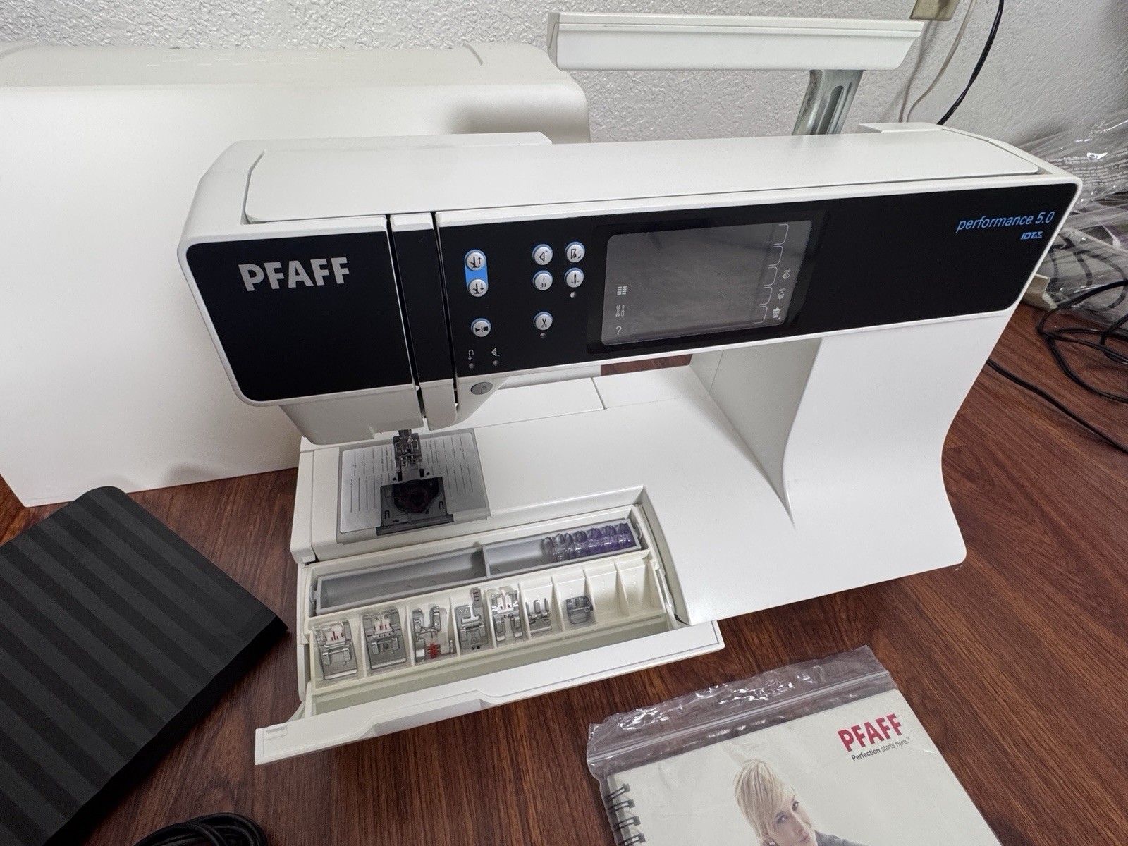 PFAFF Performance 5.0 Electric Sewing Machine with IDT