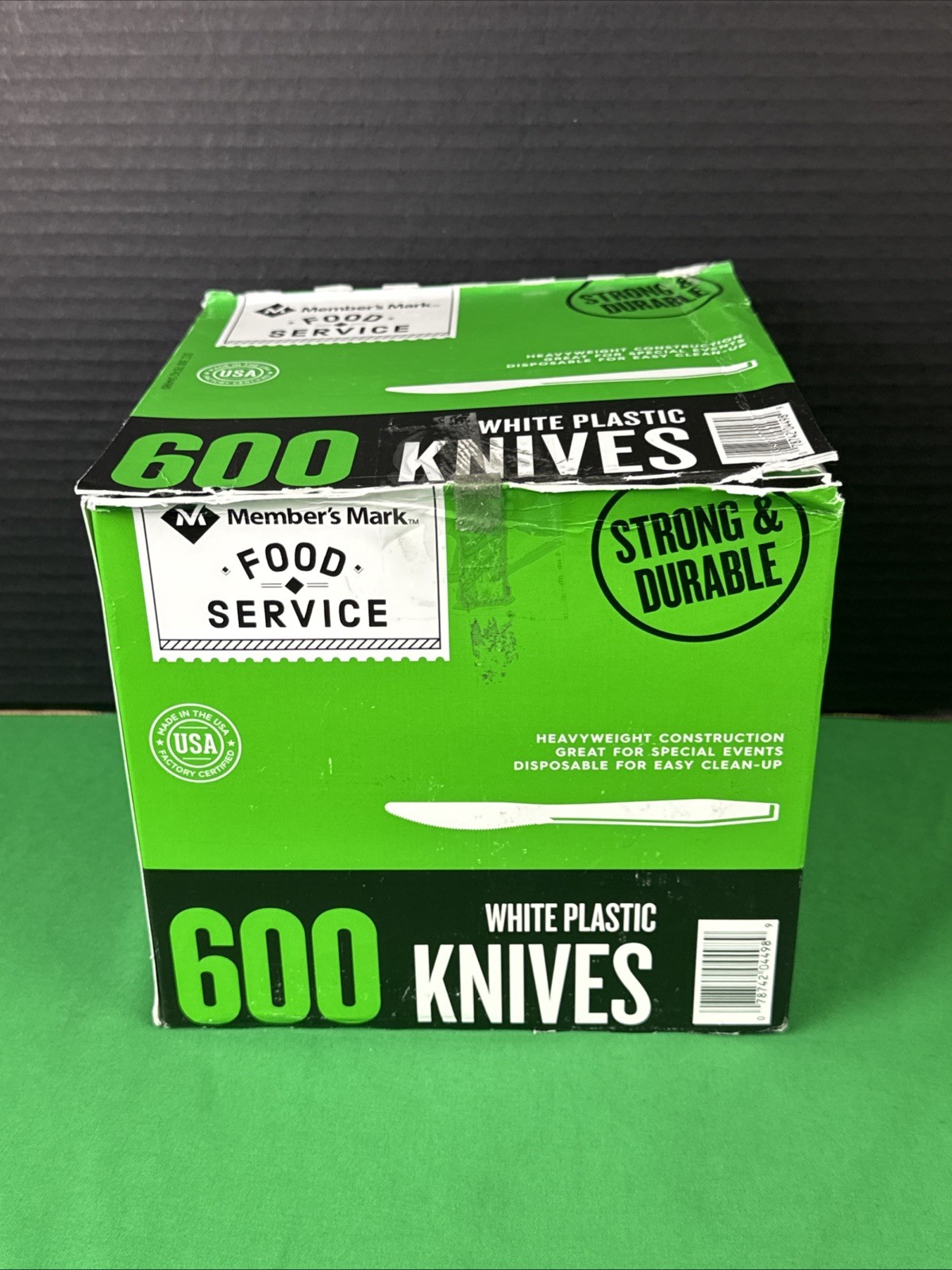 Member's Mark White Plastic Knives Heavyweight 600 Ct Box Damage
