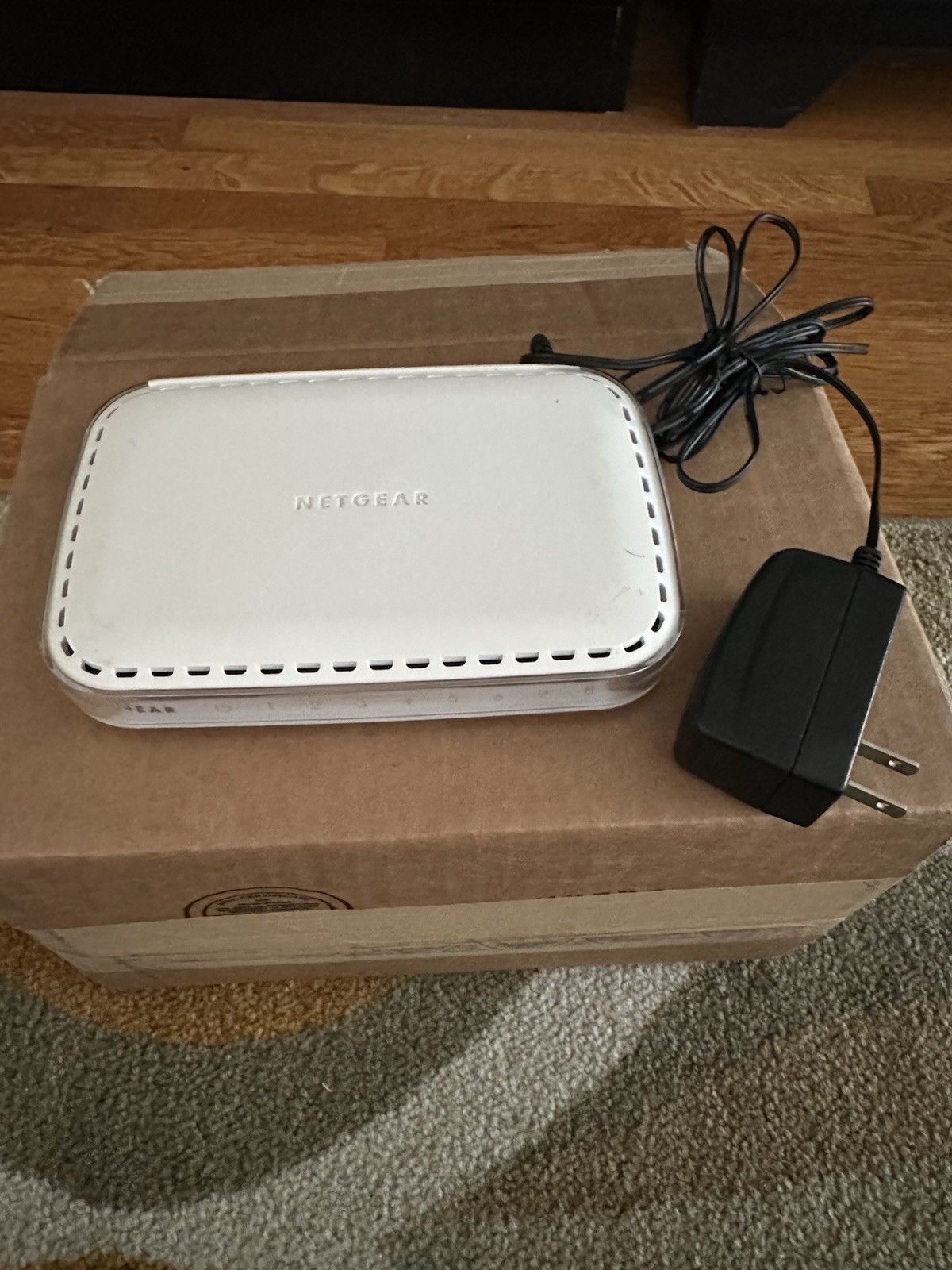 Netgear FS608 v3 8-Port 10/100 Mbps Fast Ethernet Switch w/ Power Adapter