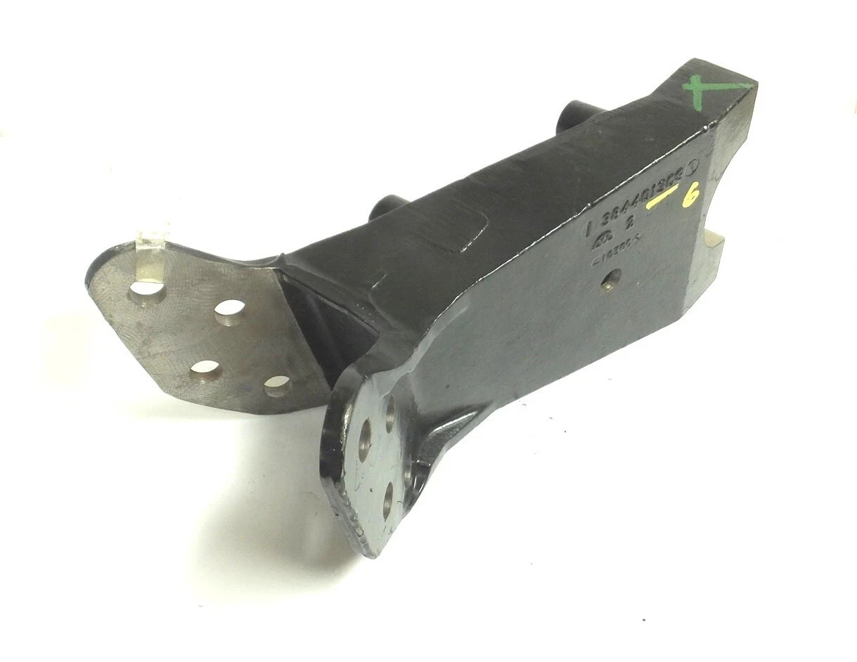 3844013C4 NEW OEM INTERNATIONAL LH CAB SIDE MOUNT BRACKET 3844013C3 3844013C2