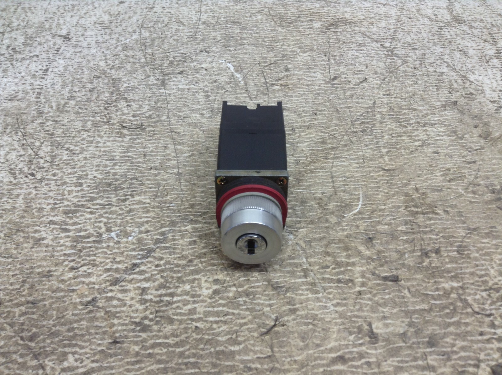 Allen Bradley 800MR-N61Q Key Selector Switch 800MRN61Q