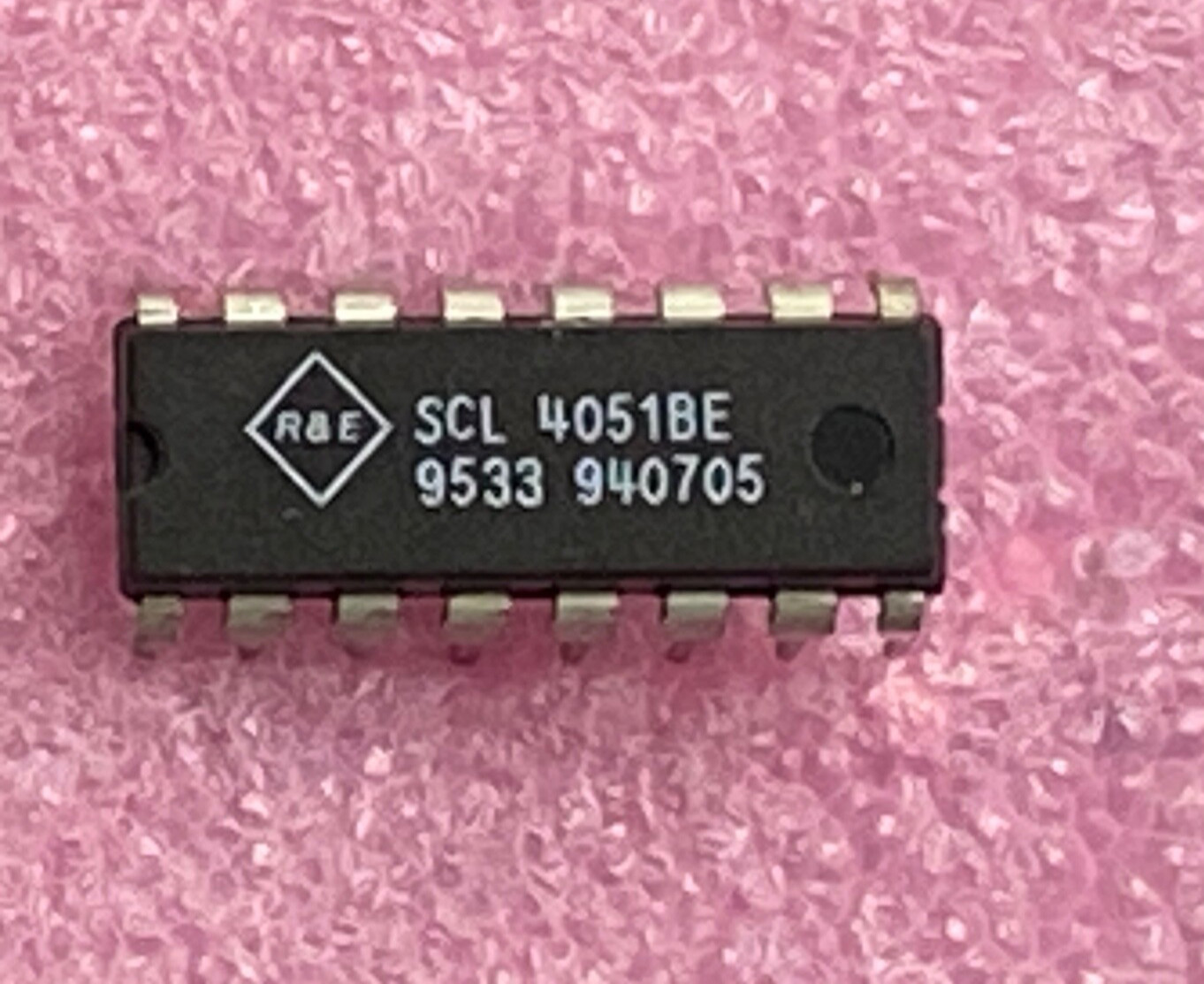 R&E SCL4051BE  single 8-channel multiplexer/demultiplexer Integrated Circuit