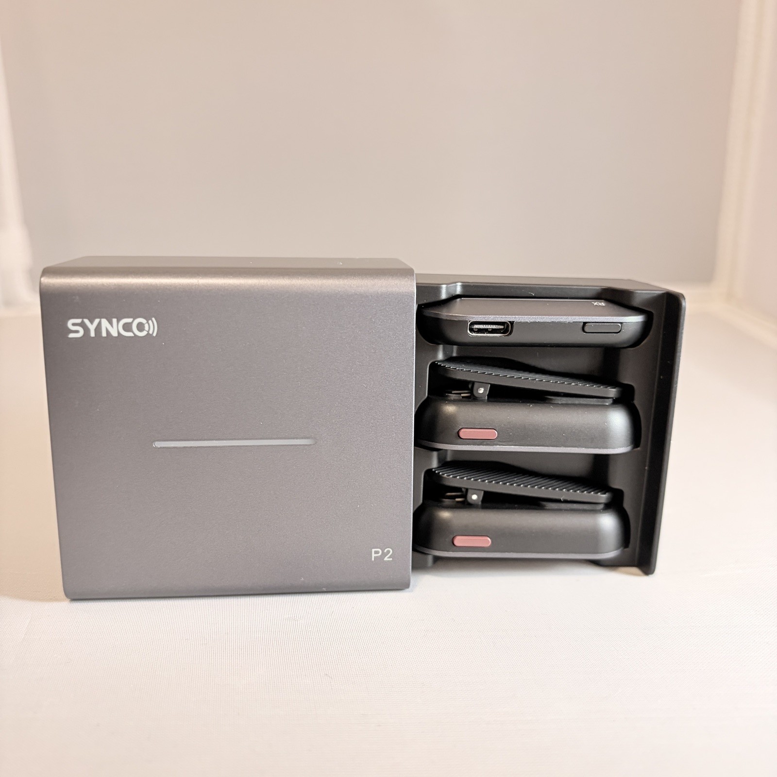 Synco P2L Wireless Microphone 2.4GHz with Charging Case for IOS iPhone iPad