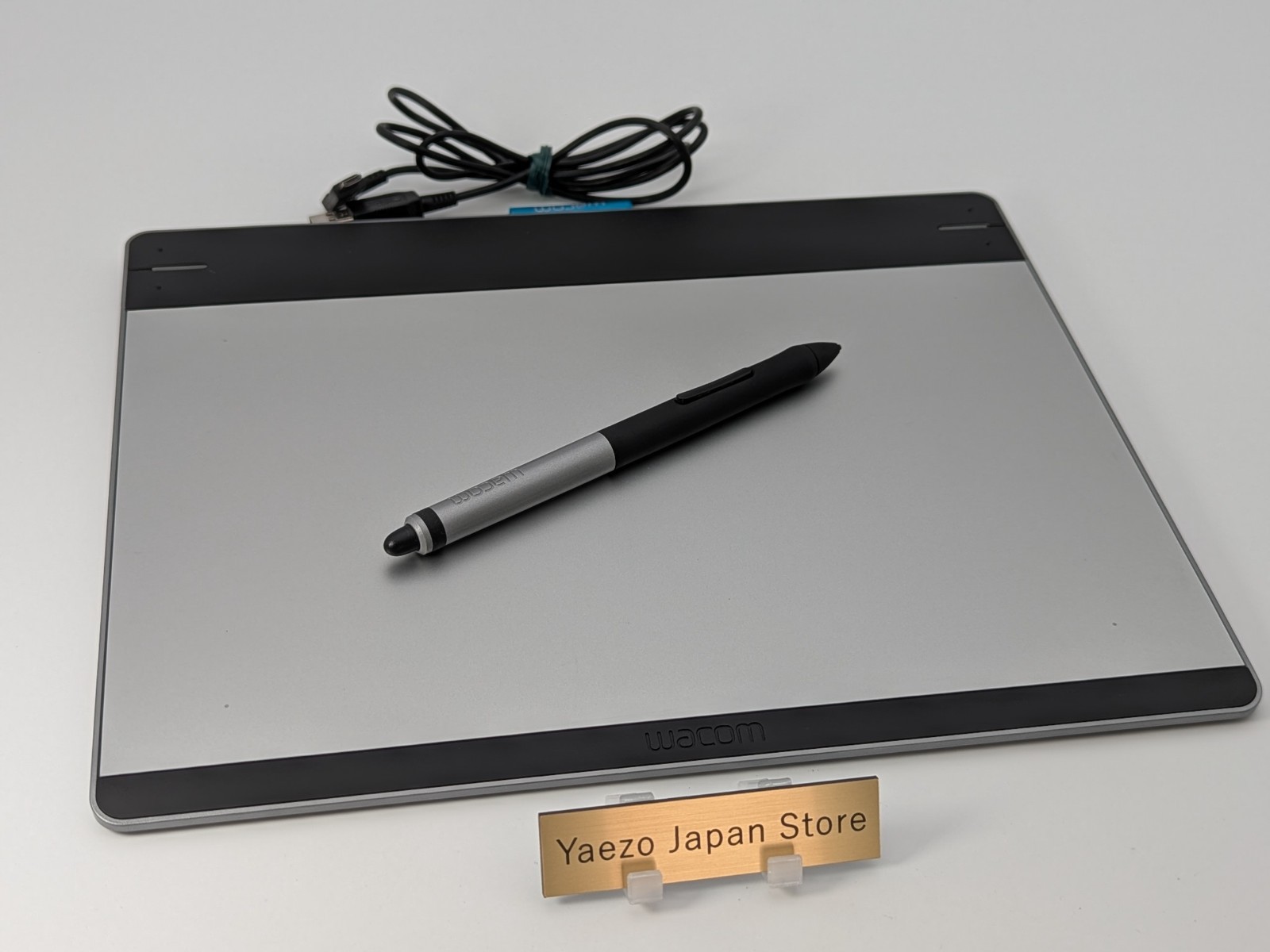 Wacom Intuos Pen & Touch Medium Pen Tablet CTH-680 M size Used from  Japan #5014