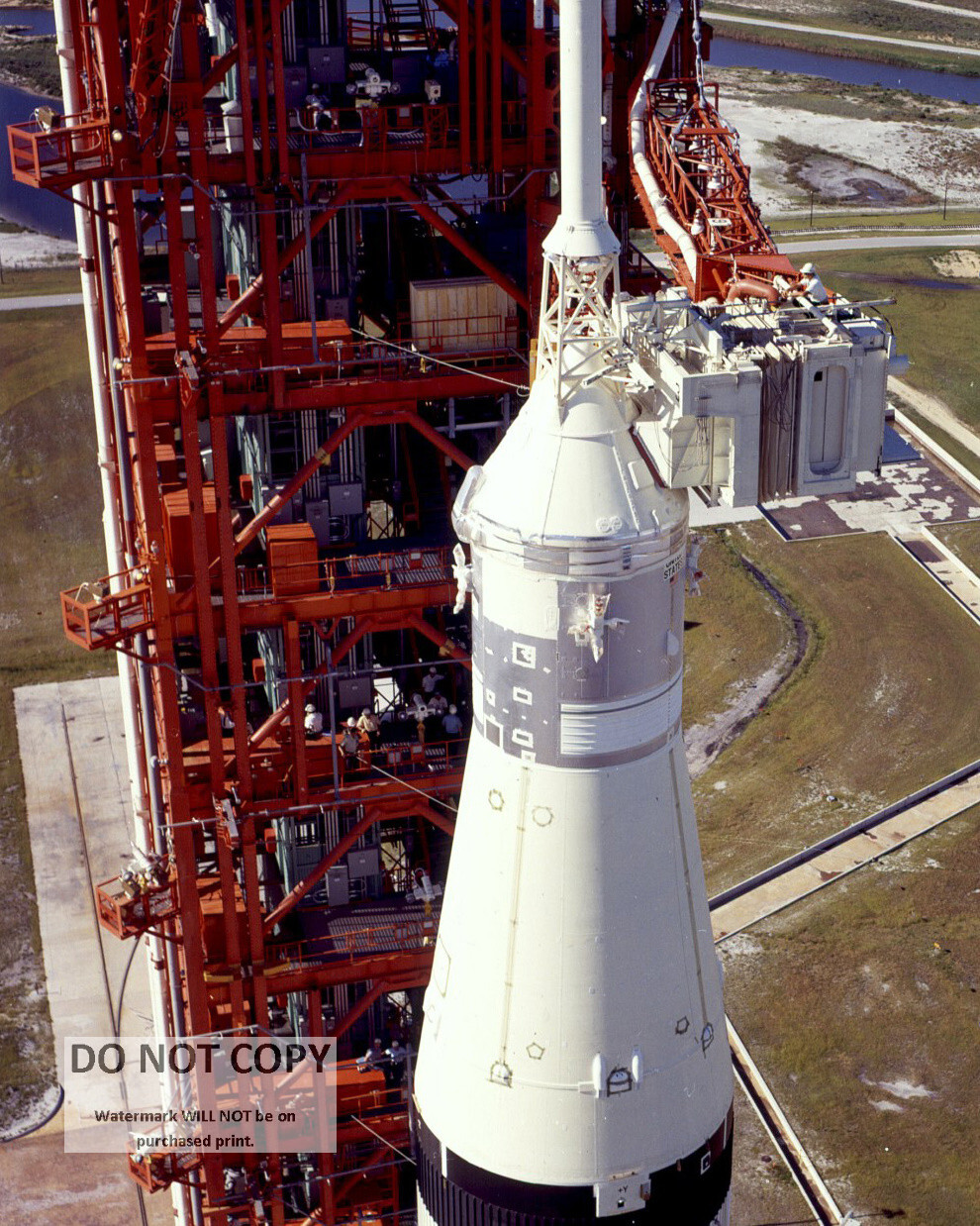 UPPER VIEW OF APOLLO 11 SPACECRAFT ATOP SATURN V - 8X10 NASA PHOTO (AA-788)