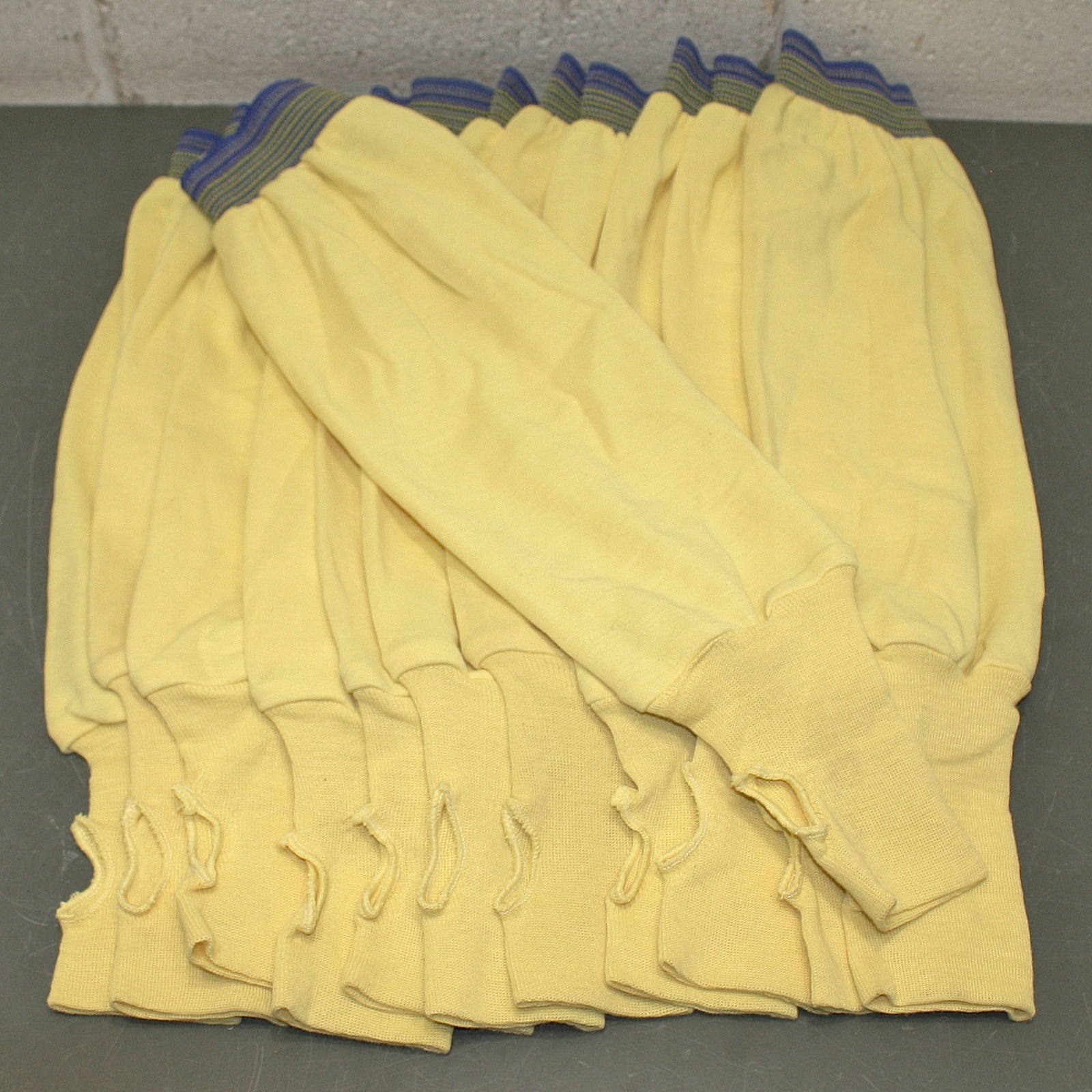 (12) PIP Kut Gard 22" Sleeve 10-4IK157, Thumb Hole, Cut A2, Made with Kevlar