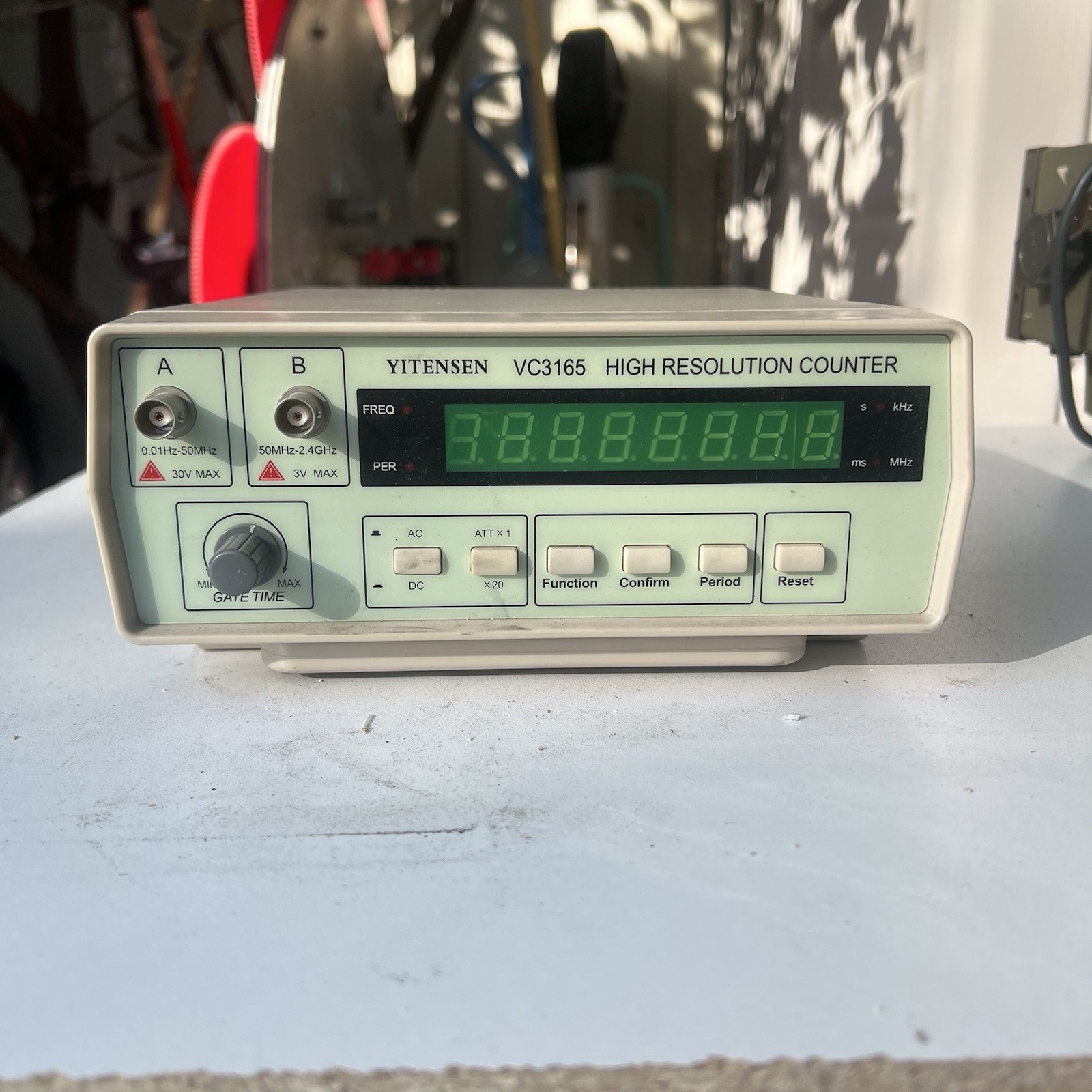 YITENSEN VC3165 Precision Frequency Meter  0.01Hz-2.4GHz 2 AC/DC TESTED