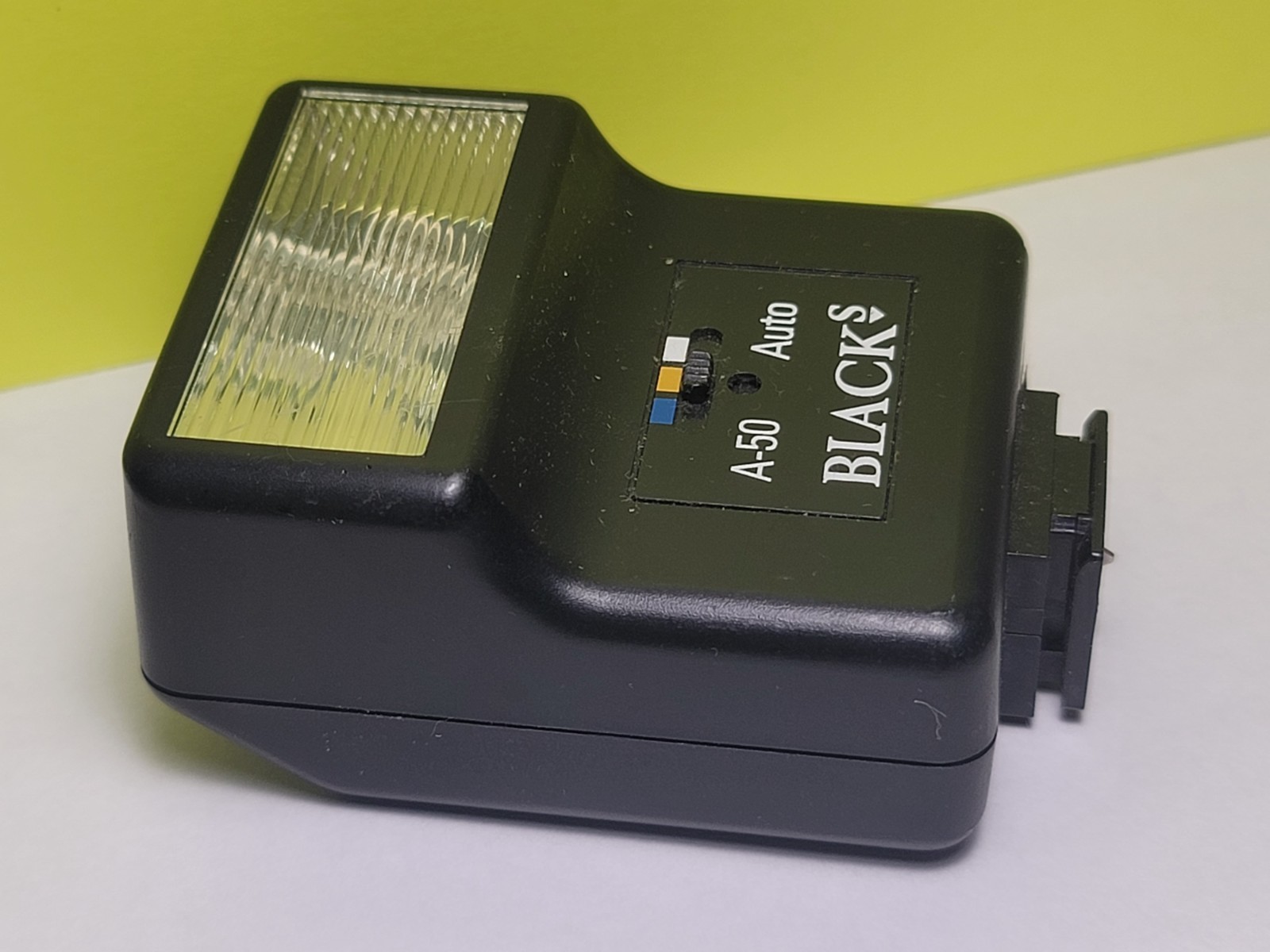 '' Yashica - Sears - Black Compact Flash - Small - Tiny flash for SLR cameras