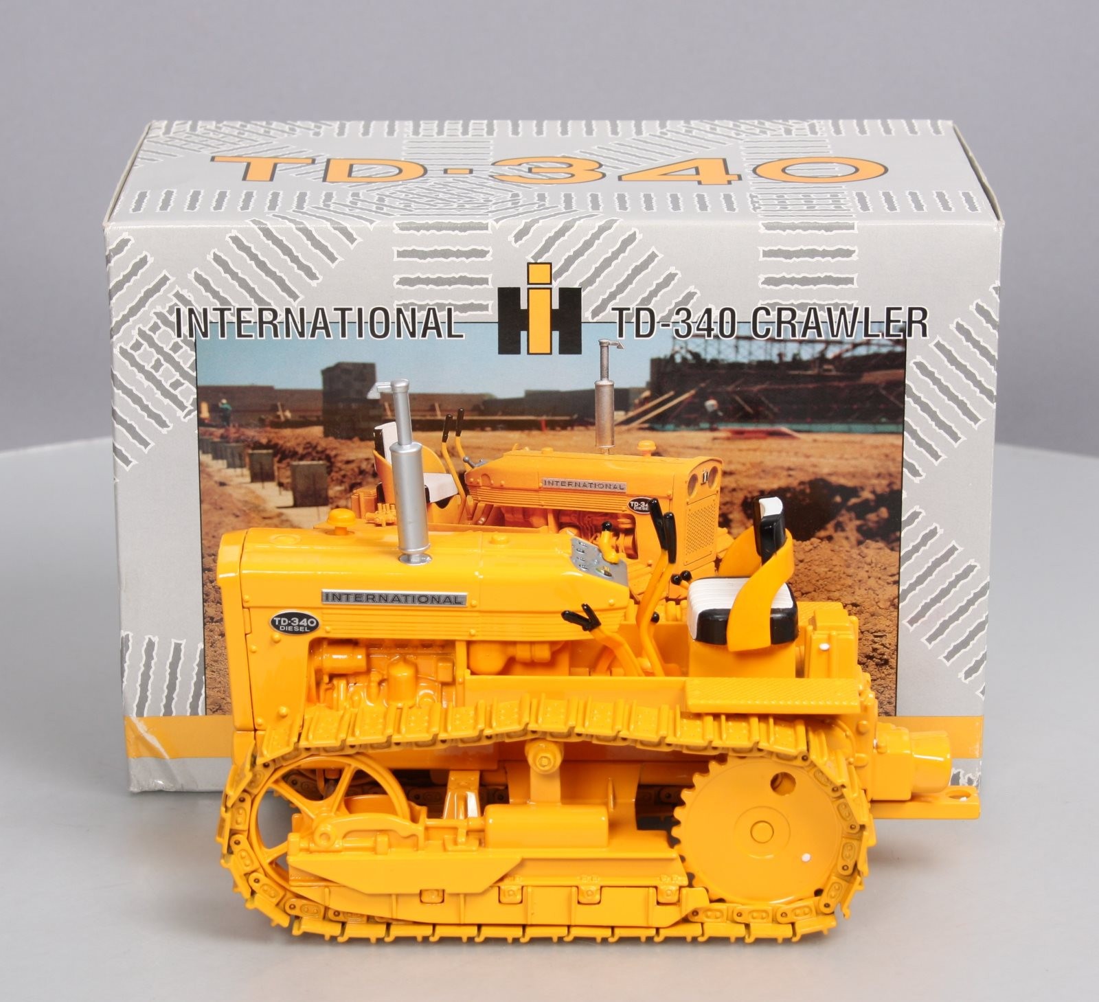 Ertl 4592 1:16 Scale Diecast NTTCS International TD-340 Crawler MT/Box