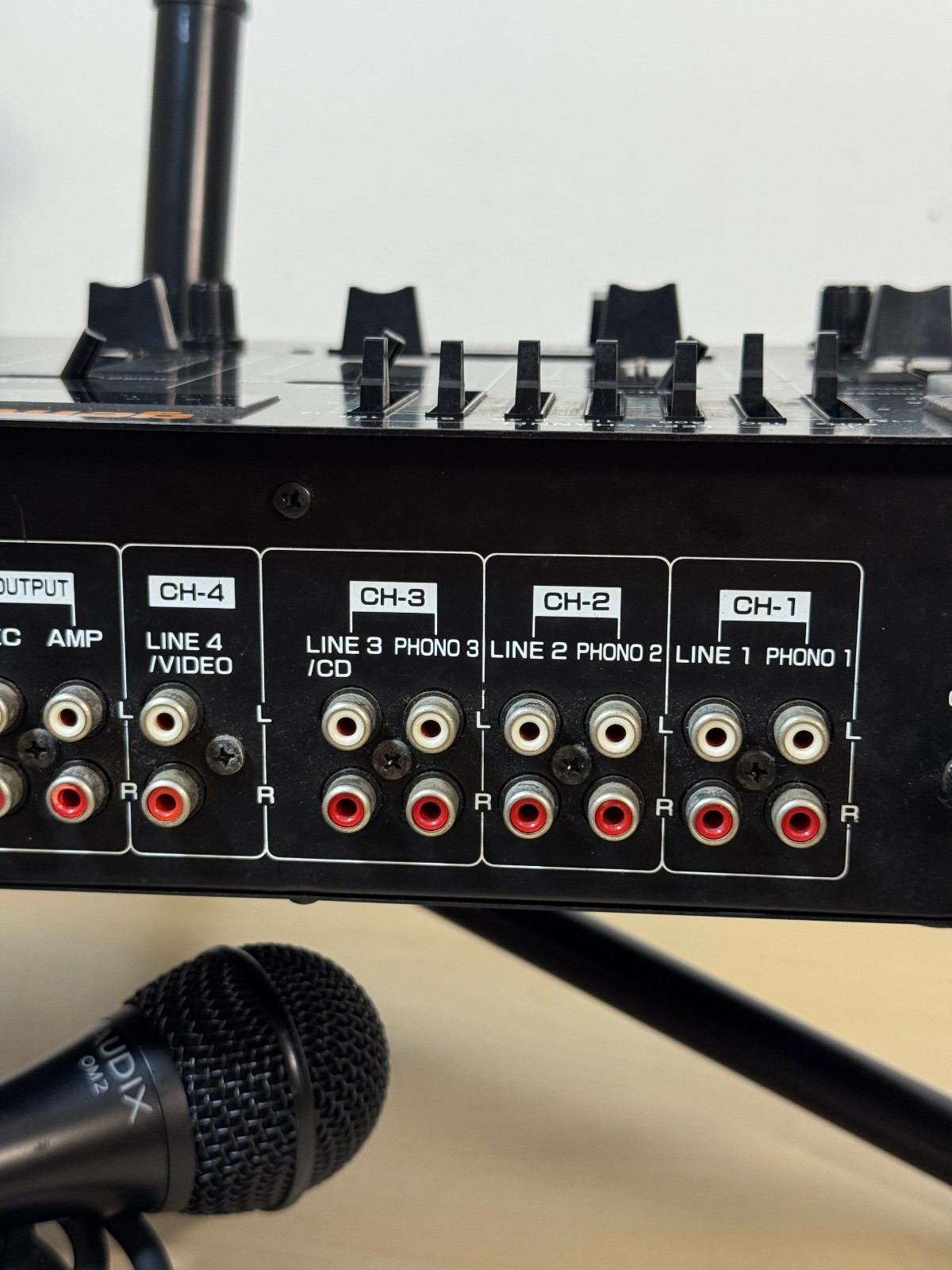 GEMINI PMX-300 - DJ Mixer - Phono Preamp - Equalizer - Echo - 4 Channel Analog