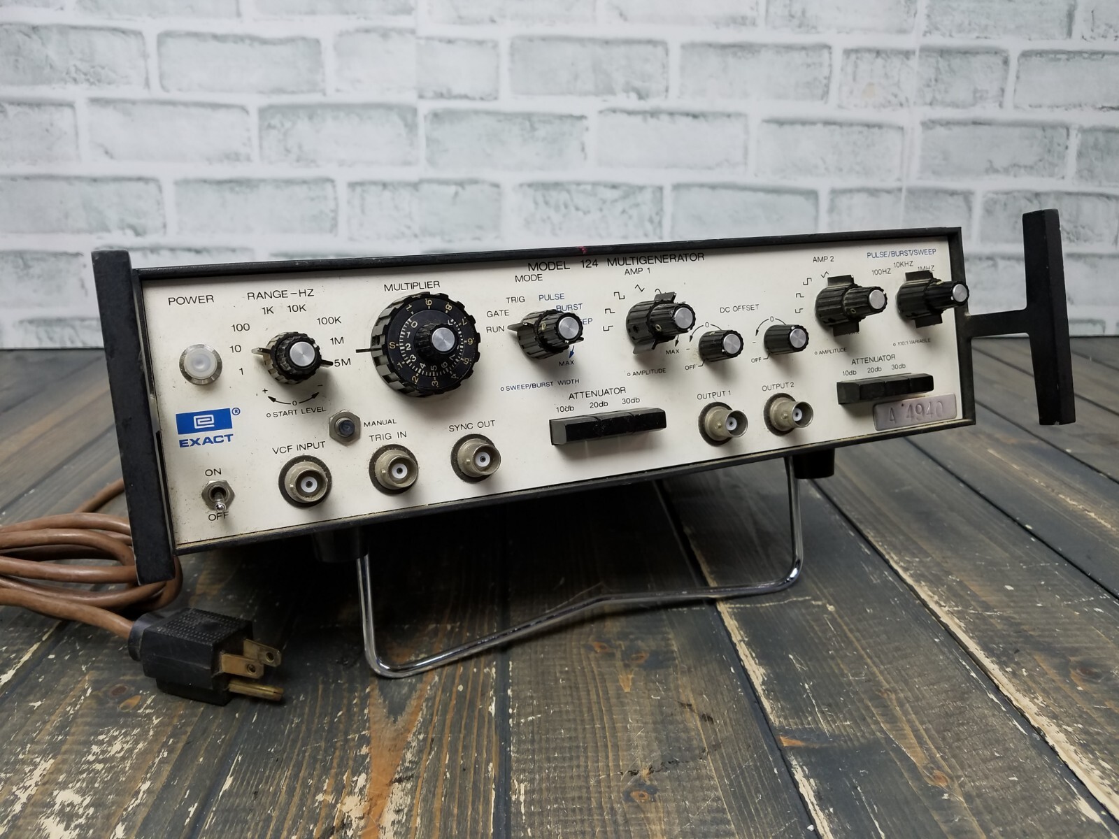EXACT Electronics MODEL 124 MULTIGENERATOR **TURNS ON / UNTESTED**