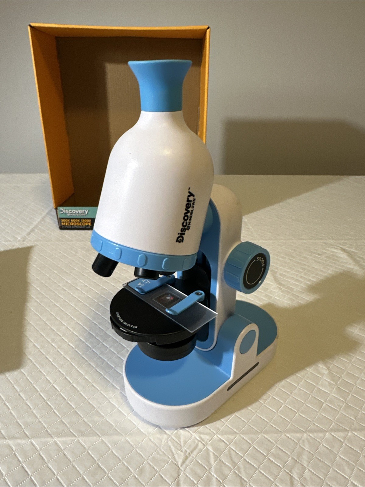 Discovery #MINDBLOWN 1200X, 600X, 300X Microscope Lab Set STEM Children