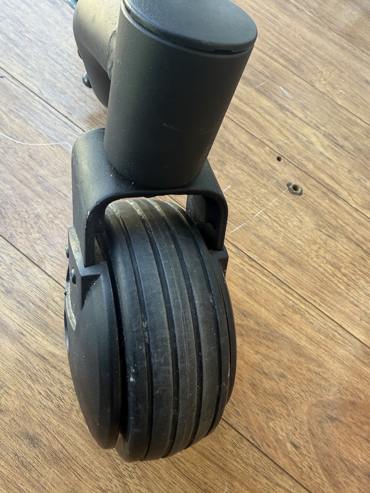 2013 PRIDE QUANTUM Q6 ,J4 ,EDGE LEFT FRONT WHEEL ASSEMBLY