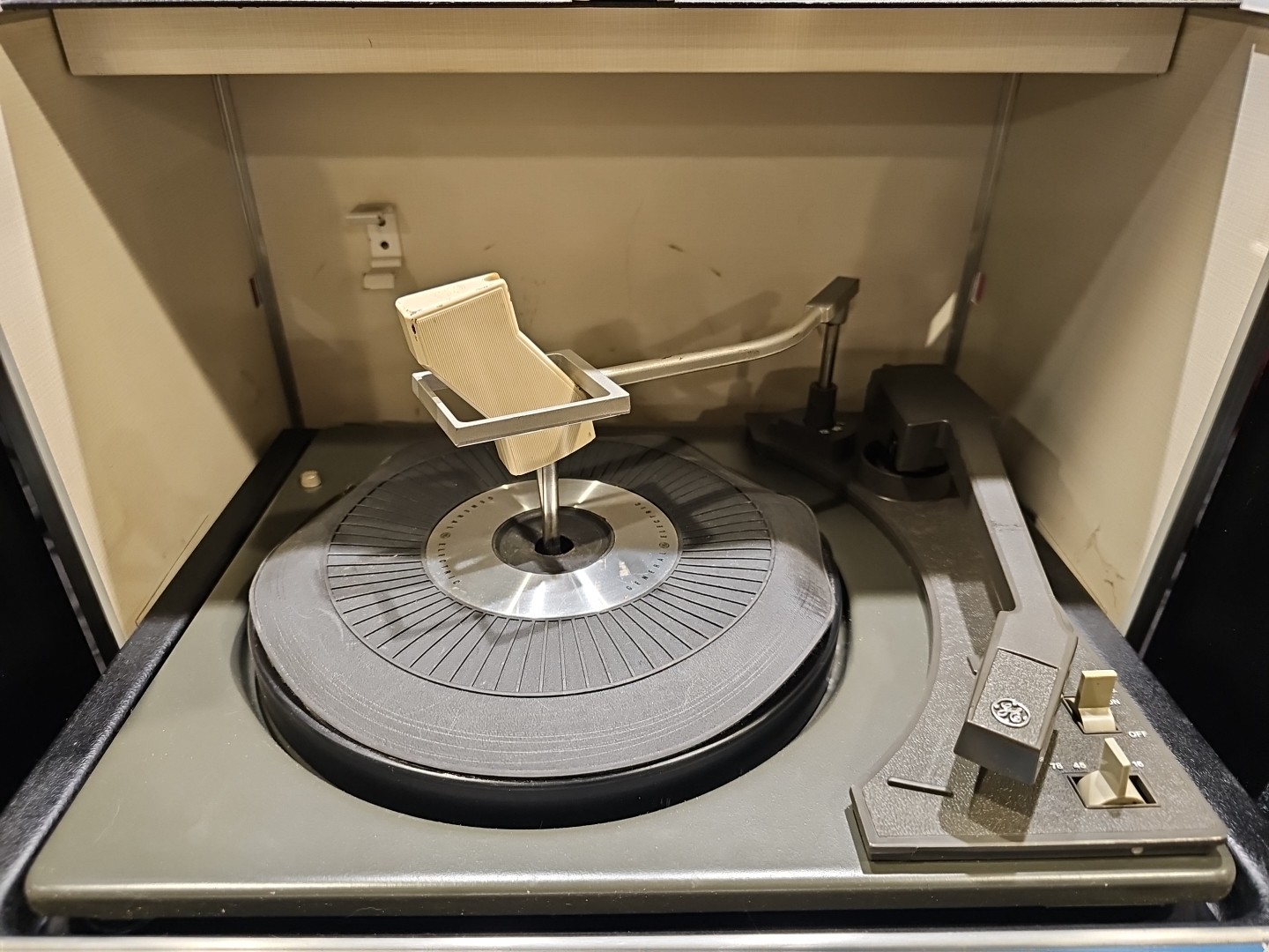 General Electric Solid State Stereo Portable Record Player Fold Out Speaker Read