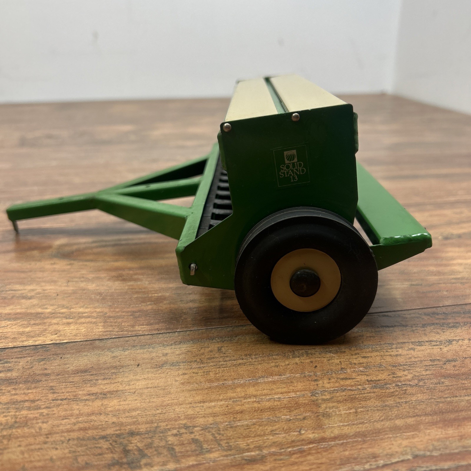 1/16 Great Plains Solid Stand End Wheel Drill Tractor Implement toy