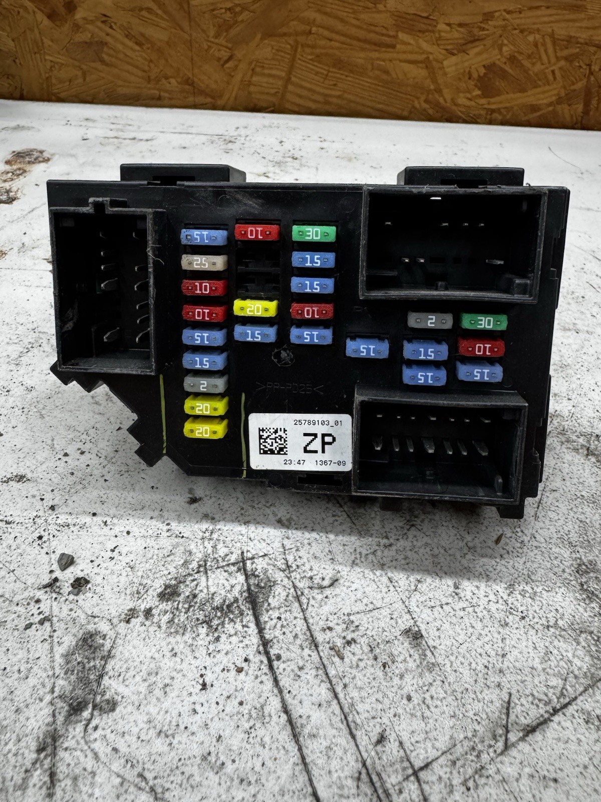 07-11 GMC GMC SIERRA Interior Fuse Junction Block  OEM 25789103_01