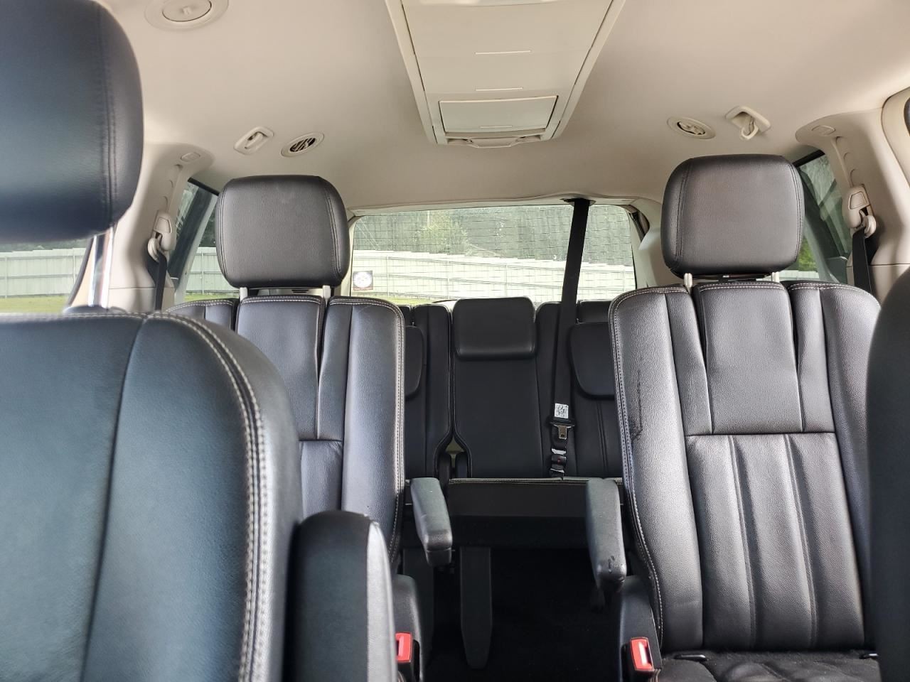 TOWN COUN 2014 Glove Box 4894963