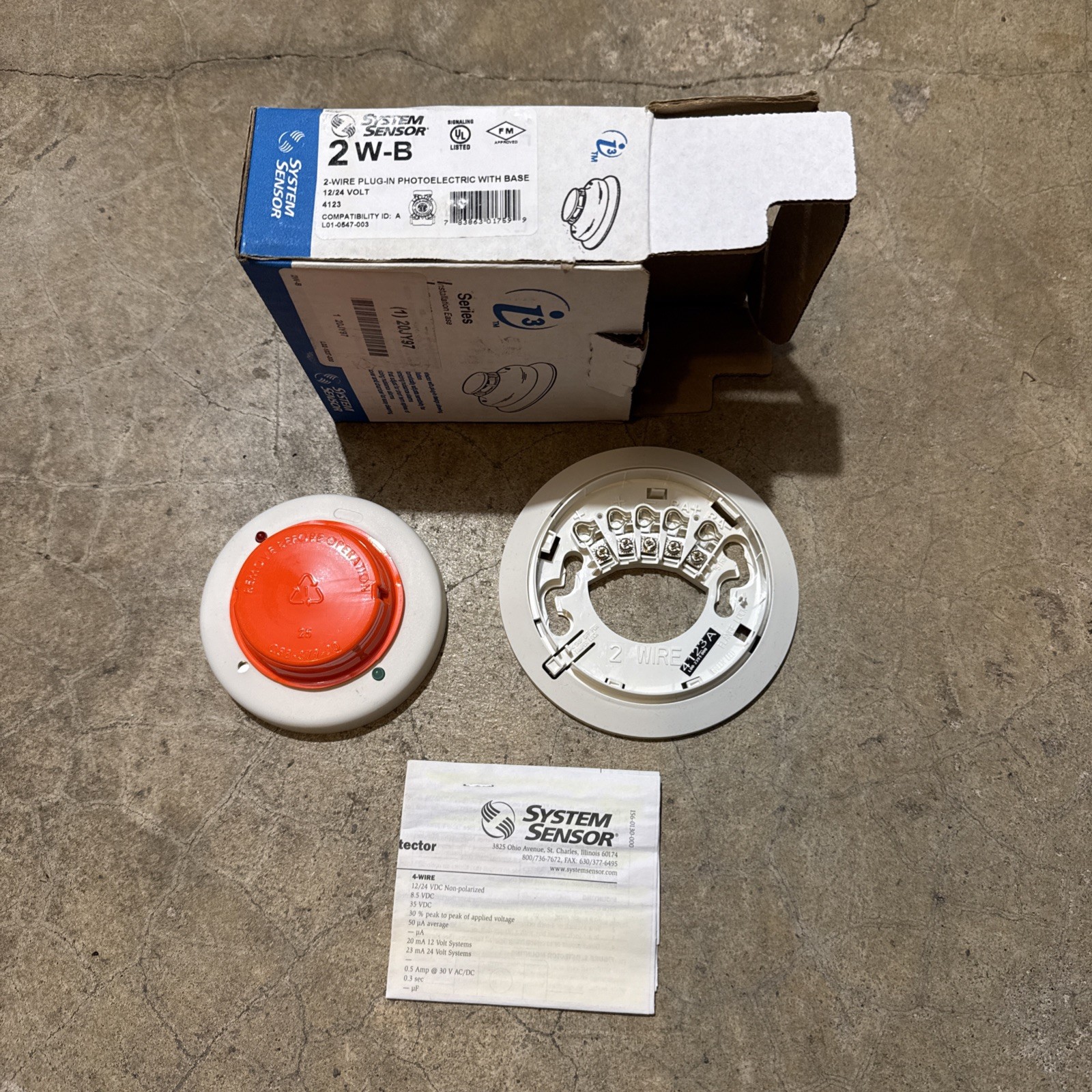 NEW - SYSTEM SENSOR i3 2 W-B 2 WIRE PLUG IN PHOTOELECTRIC WITH BASE4 12/24 VOLT