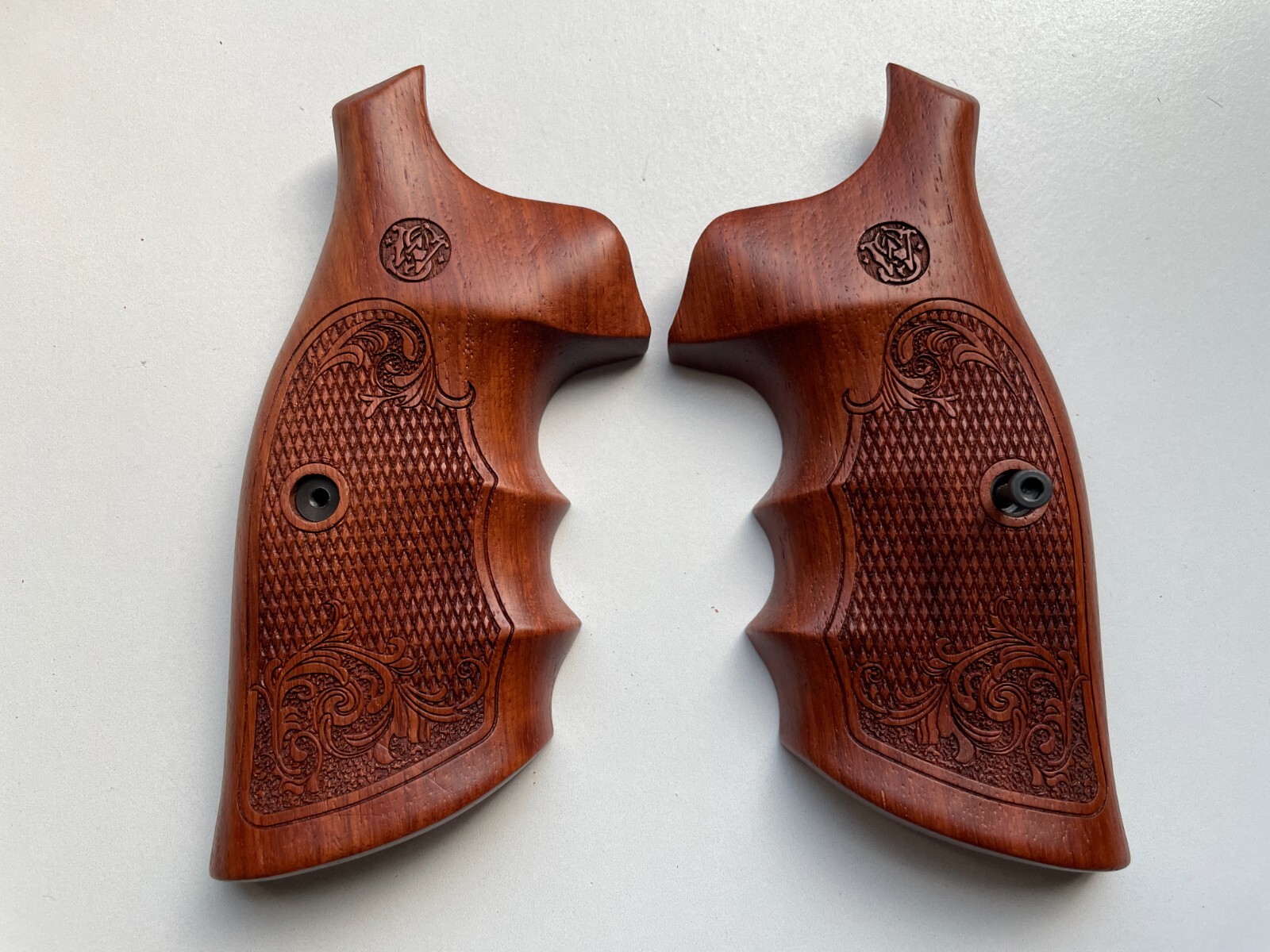 Decorative Flower wood Grips for S&W, K/L ROUND BUTT 686; New grips; pattern08
