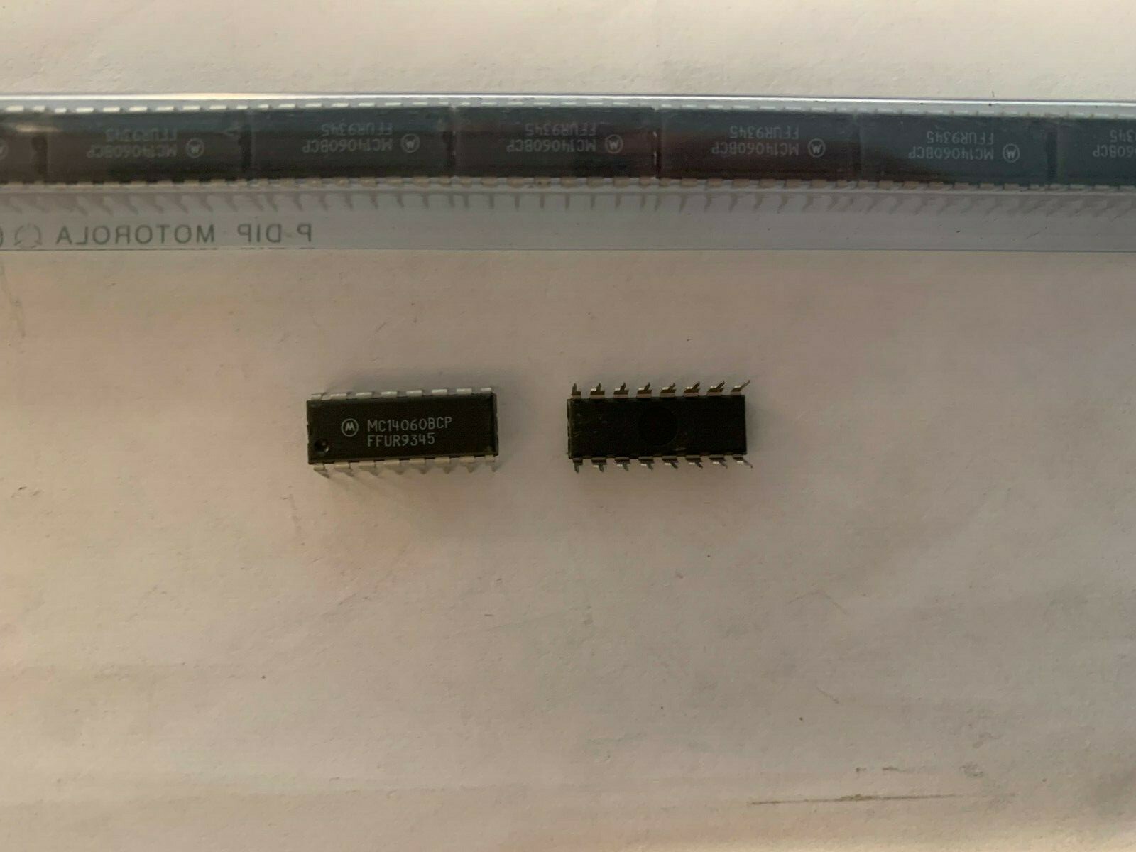 Motorola MC14060BCP, 14-Bit Binary Counter and Oscillator, DIP16.