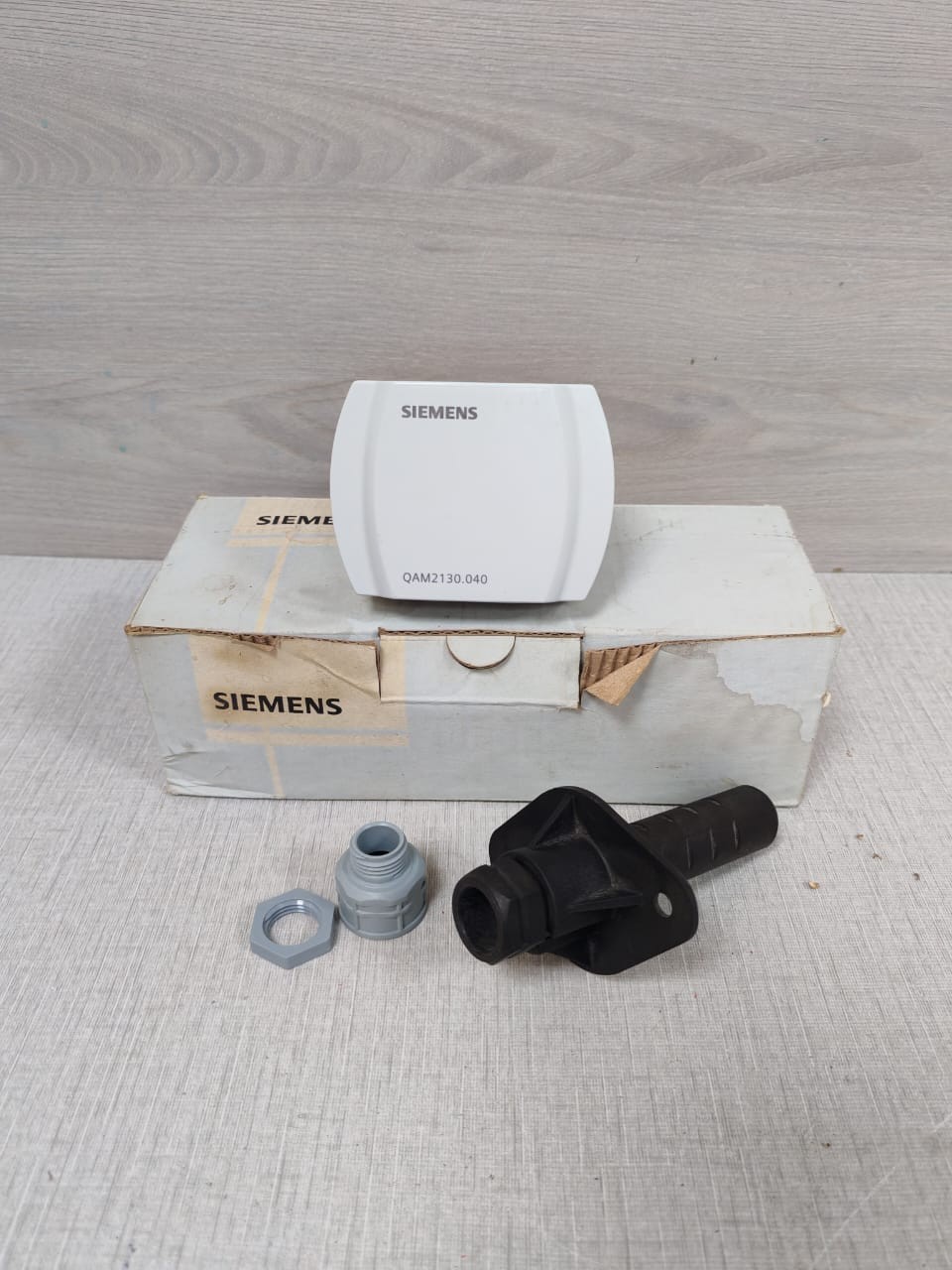 SIEMENS QAM2130.040 DUCT SENSOR LG - NEW W/ FILTHY BOX
