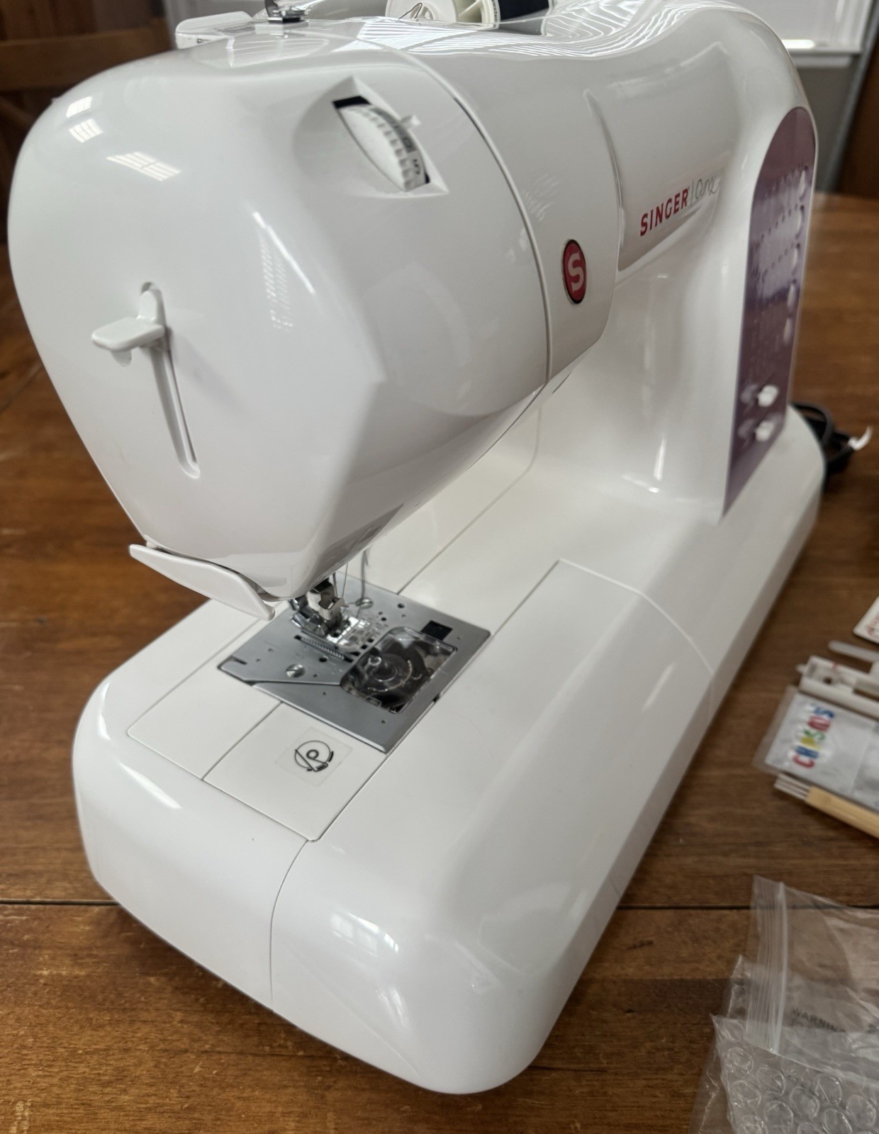 Singer Curvy Sewing Machine Model 8763 Excellent Condition