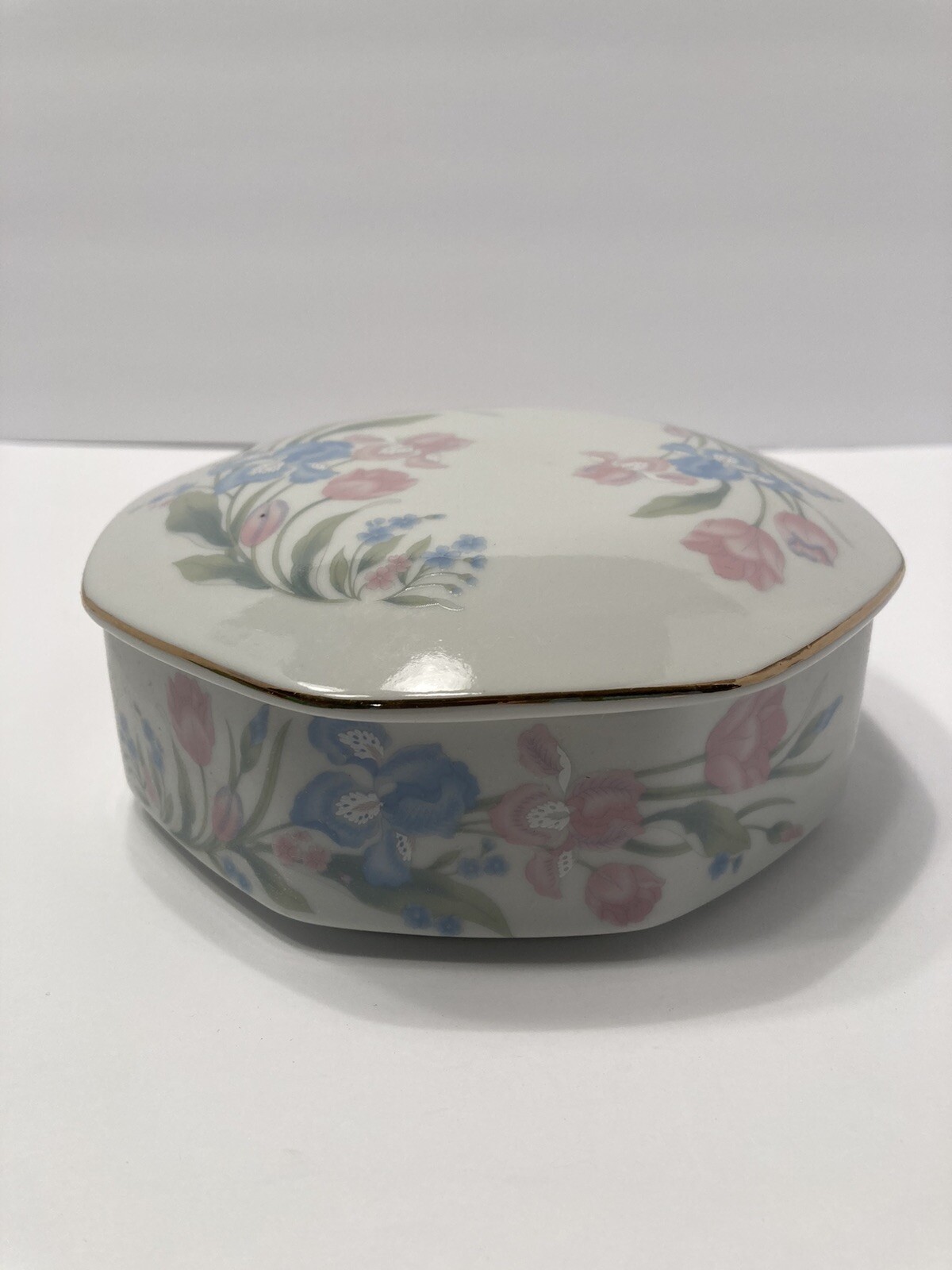 Spring bouquet porcelain trinket case 1993 New in box
