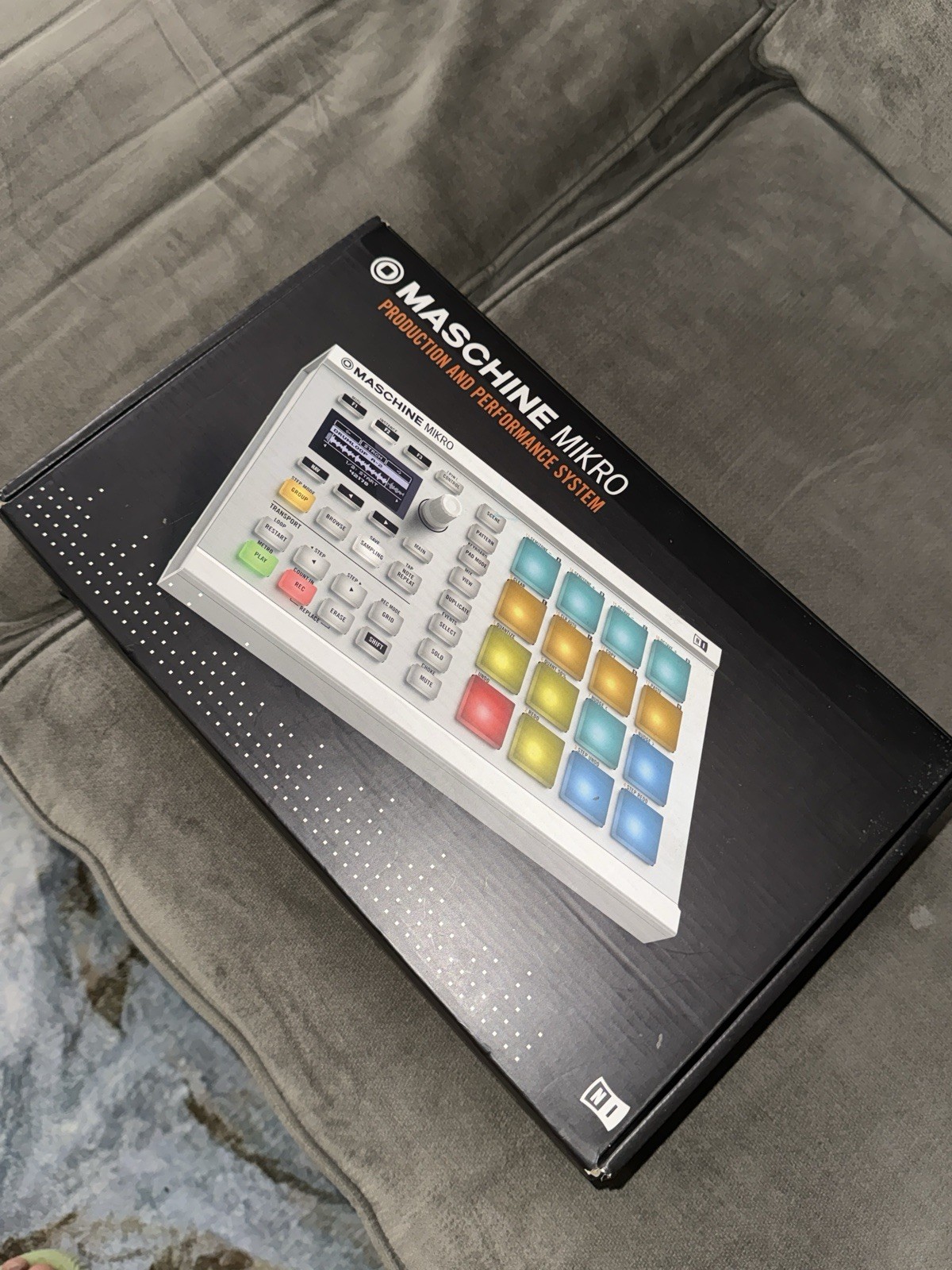 Native Instruments MASCHINE MIKRO MK2 White 16-Pad Digital Sampler & Sequencer