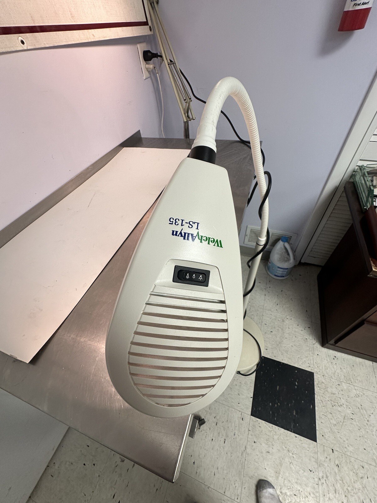 WELCH ALLYN LS-135 ADJUSTABLE EXAM (EXAMINATION) LIGHT
