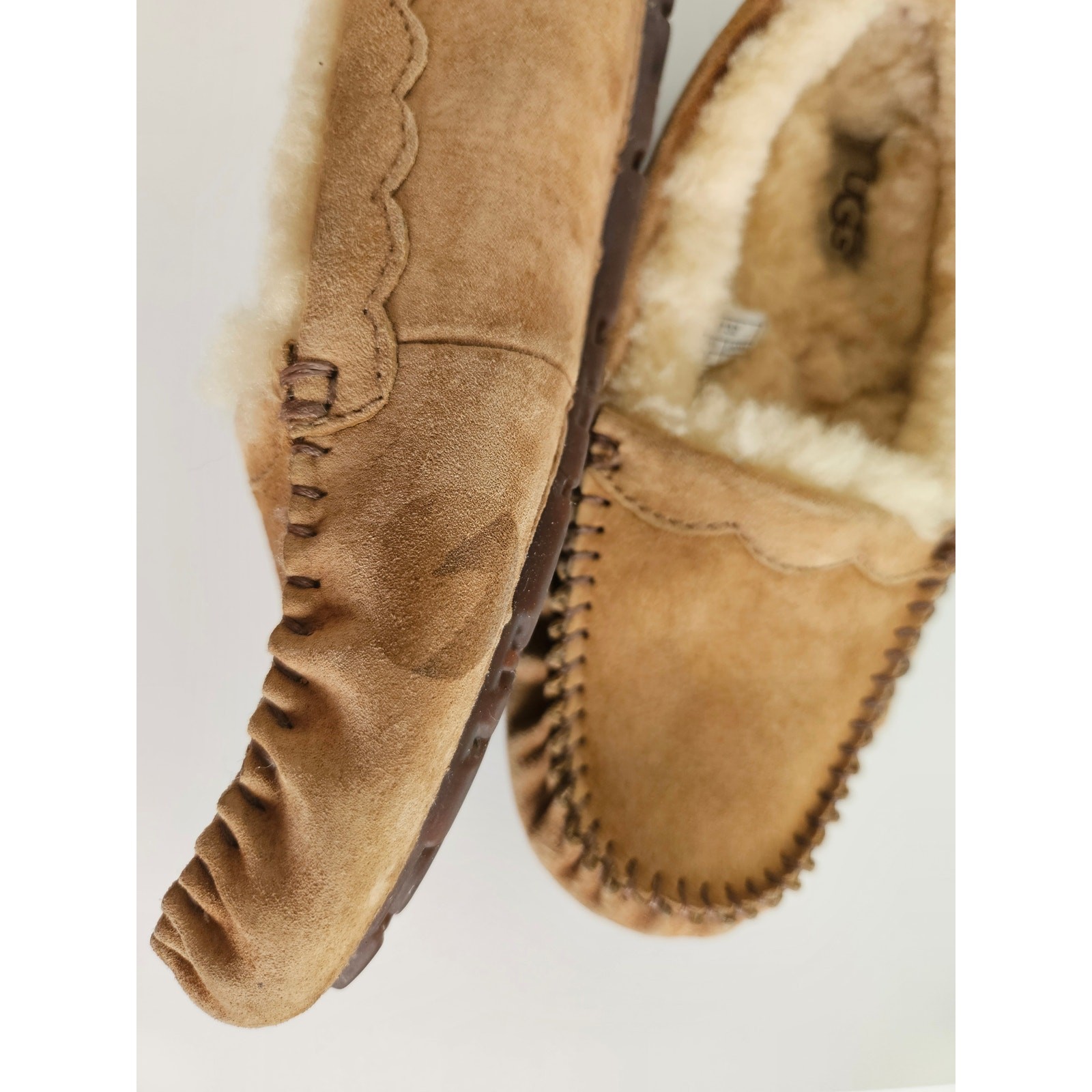 UGG Scalloped Moc, Size 6