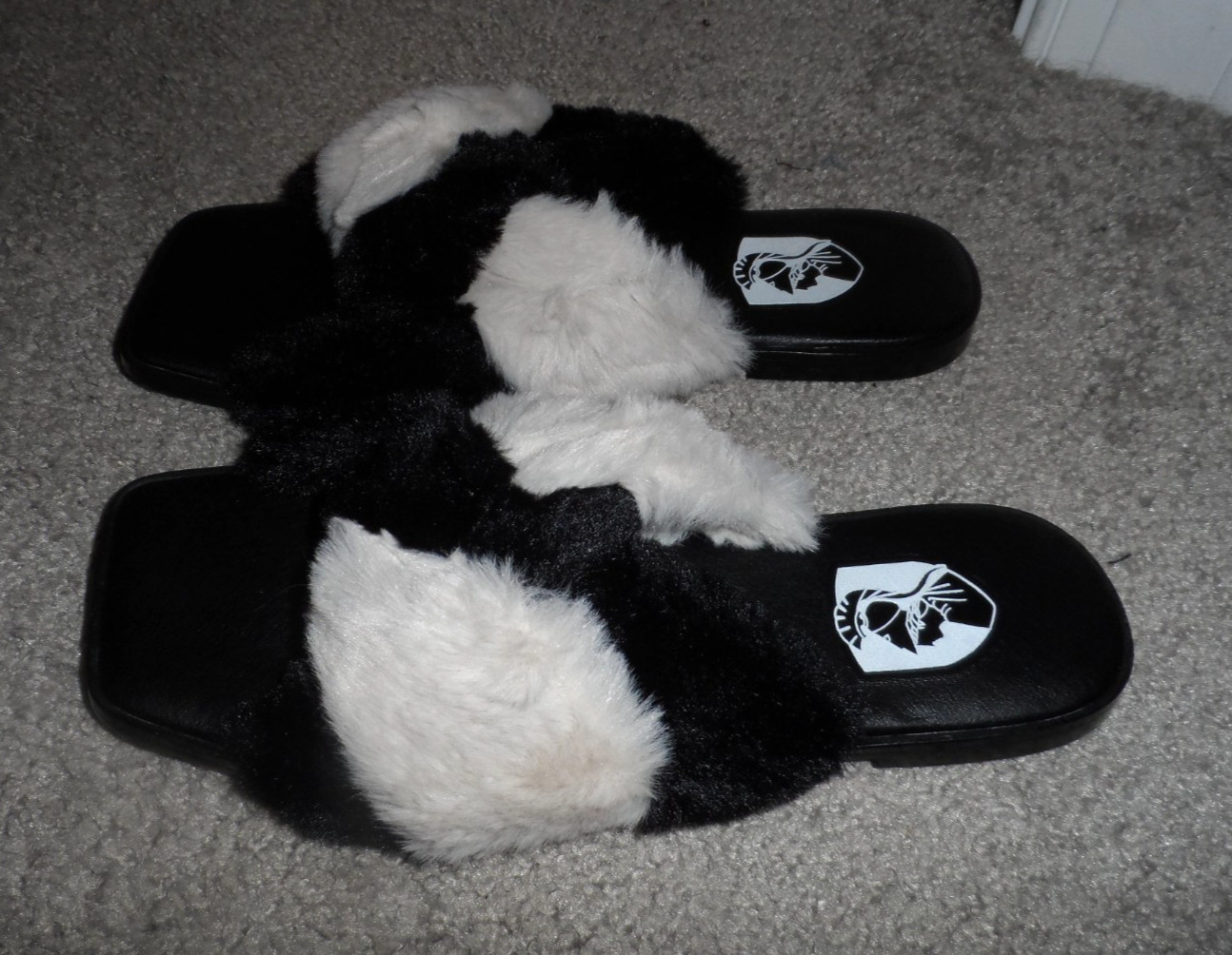 Pretty Vivienne Hu VHNY size 36 knot front faux fur black cream slippers NWOB