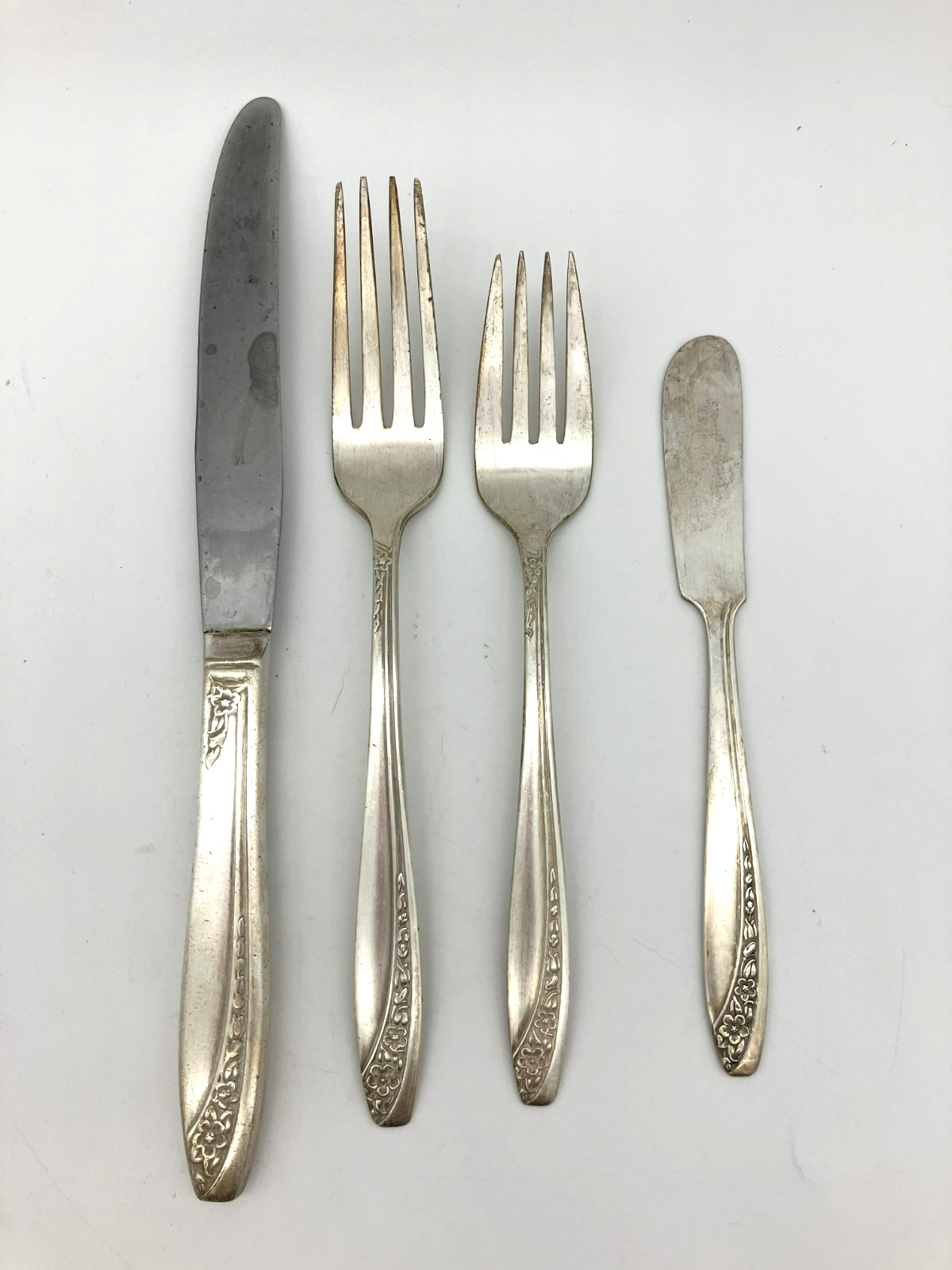 Vintage 4 Pc Wm. Rogers Silverplate Starlight Pattern Knife 2 Forks Butter Knife