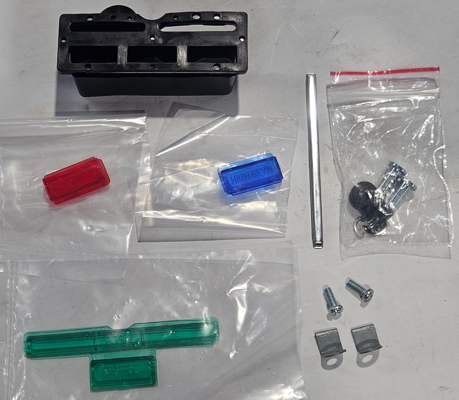 V-TWIN 39-0382 Dash Panel Lens Hardware Kit - 75-95 BT