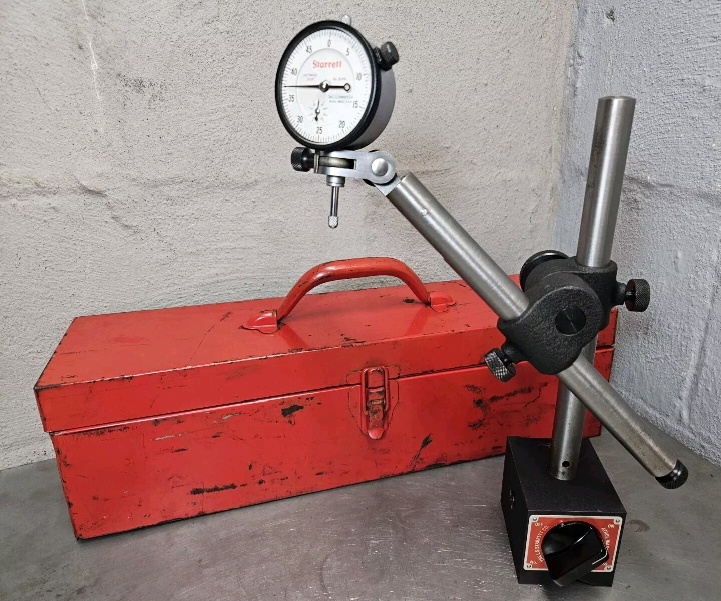 Starrett No. 659 HEAVY DUTY magnetic base with No. 25-431 - 1/2" dial indicator