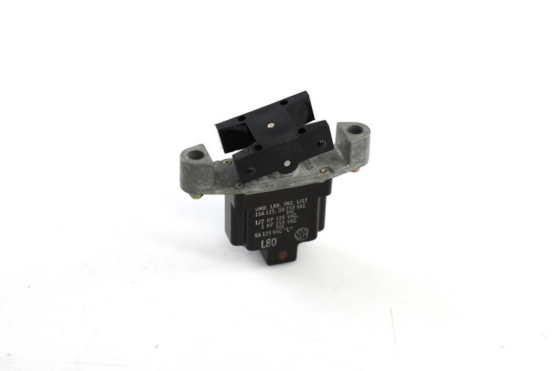UND.LAB.INC 1TP1-3 On-On Two Rocker Micro Switch NOS