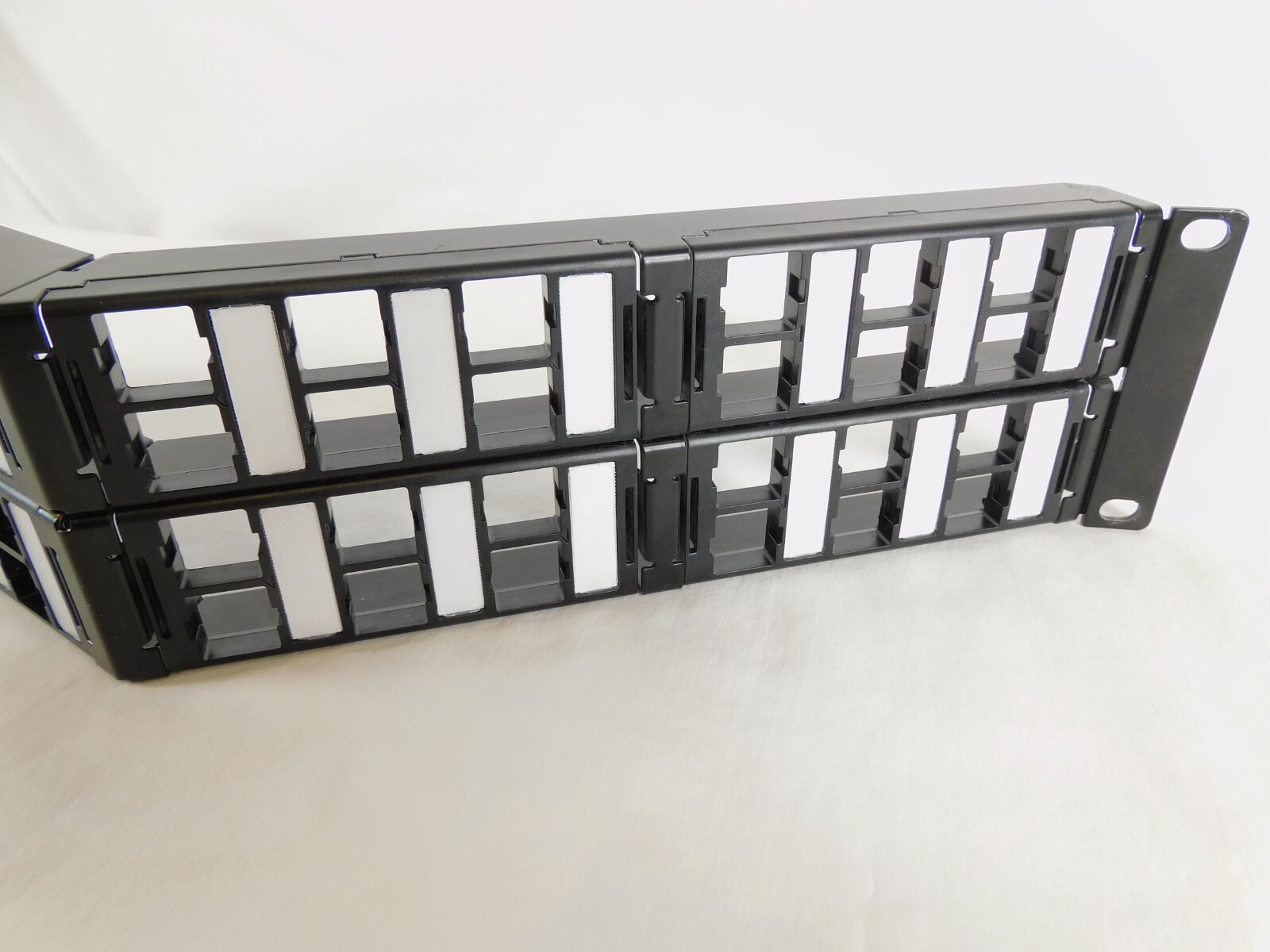 CPPA-UDDM-M-2U-48 760207308 Angled CommScope Patch Panel + Cable Management Bars