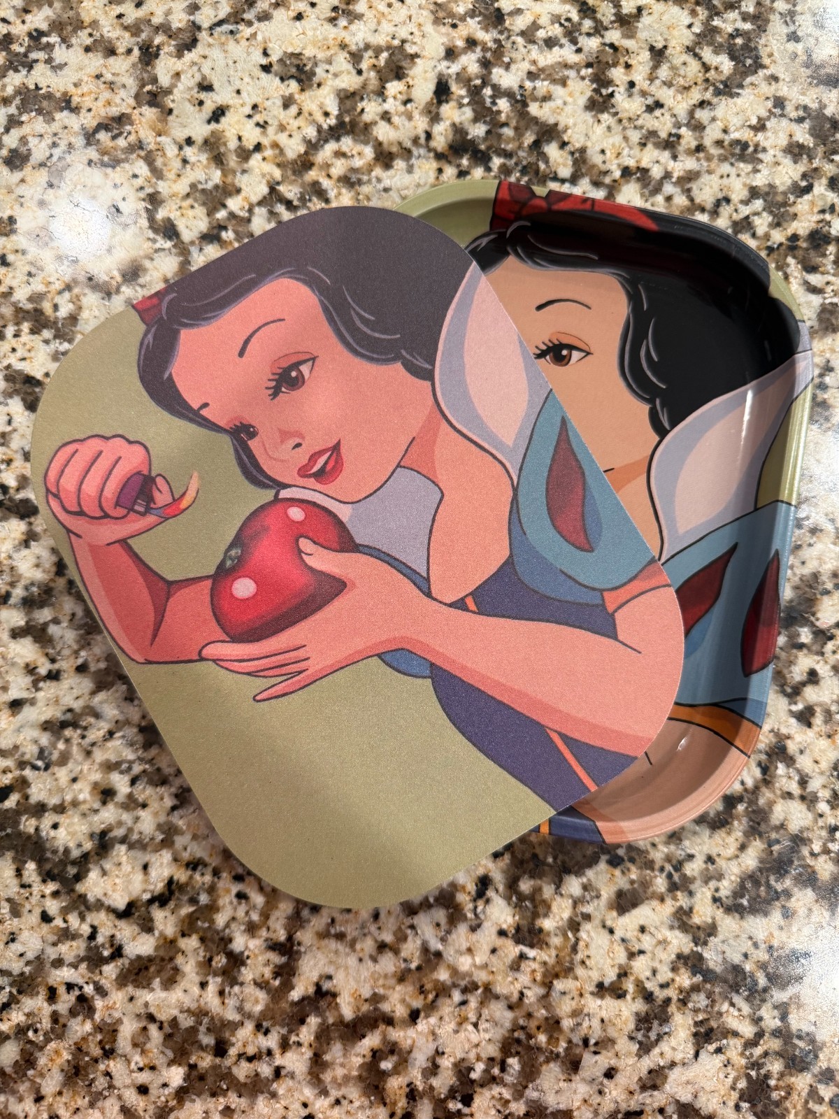 Premium Rolling Tray Ash Tray Magnet Lid Snow White Apple 7inx5.5in
