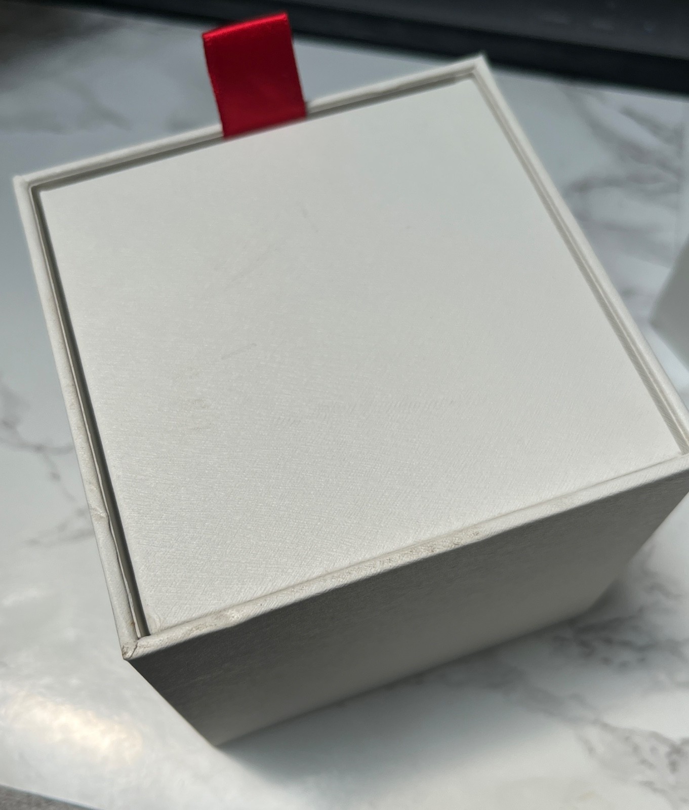 **WENGER DISPLAY PRESENTATION STORAGE BOX EMPTY WHITE & RED NEW WITH DEFECTS**