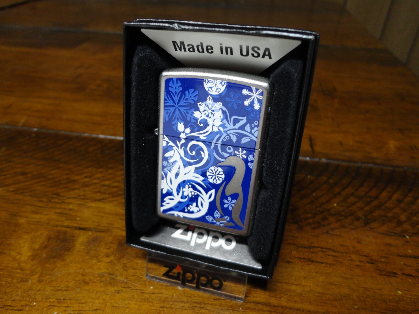 FLORAL PENGUIN SNOWFLAKES ZIPPO LIGHTER MINT IN BOX 2009
