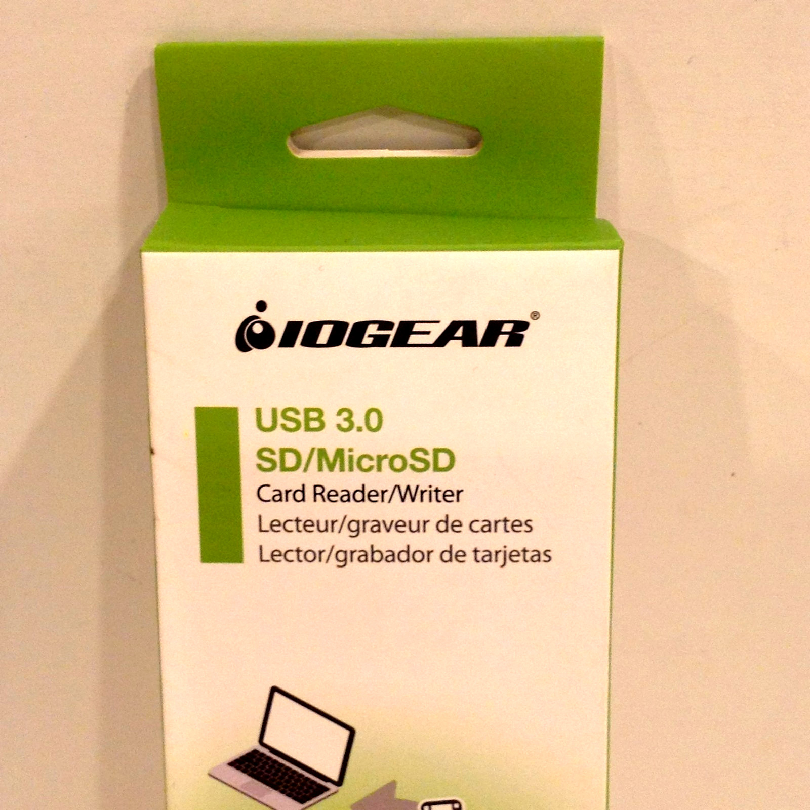 IOGEAR SuperSpeed USB 3.0 SD/Micro SD Card Reader Writer GFR304SD 5Gbps Data New