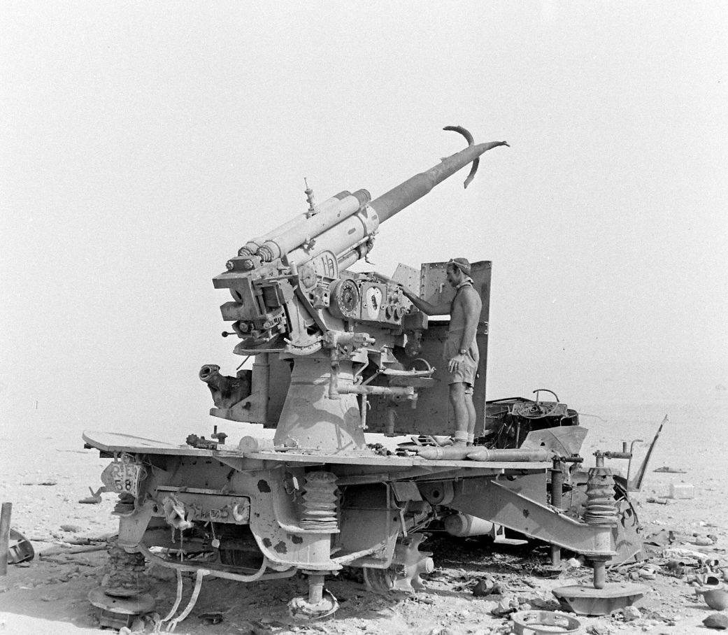 WW2 Photo WWII  Destroyed German 88mm Gun  in Egypt 1944 World War Two  / 4141