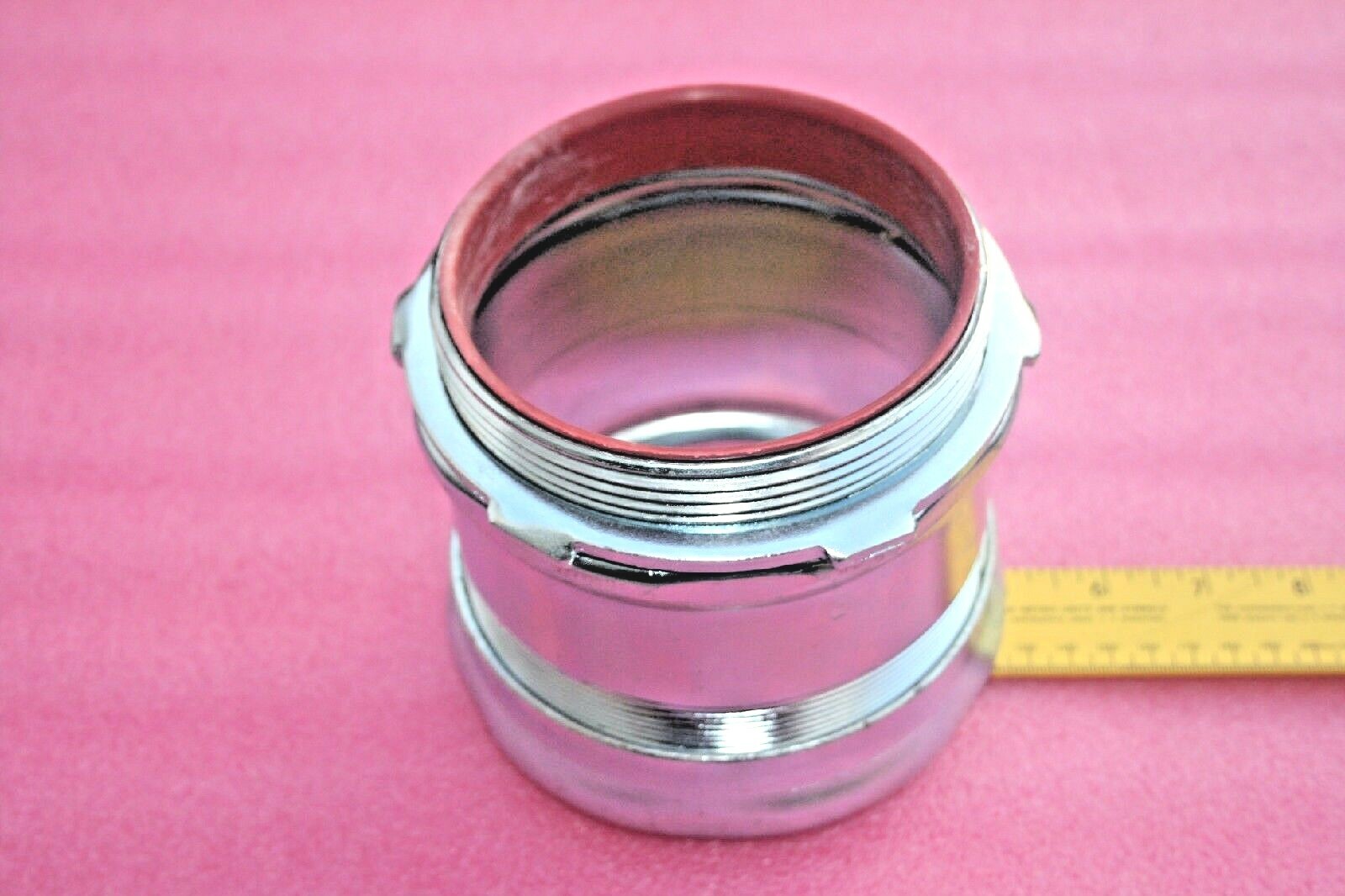 T&B Steel City TC7110A 4" Compression Connector for EMT Conduit, Insulated.