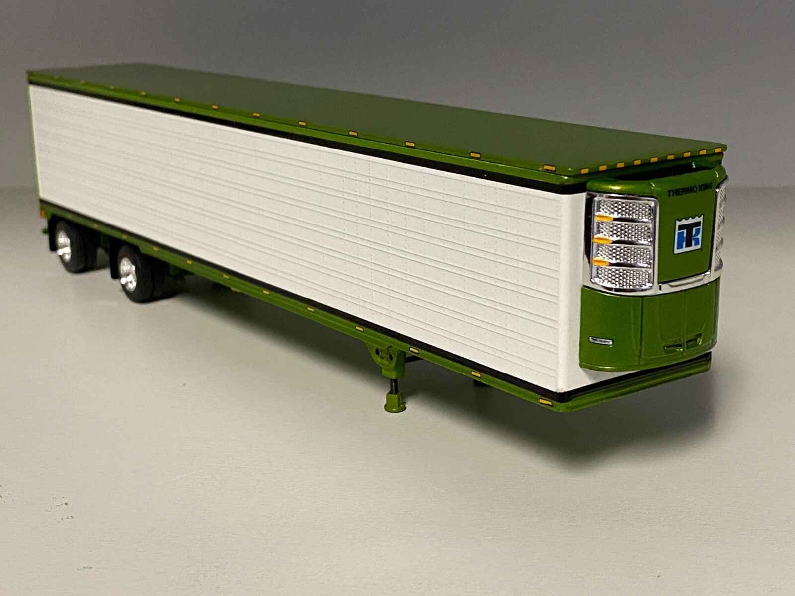 GREEN & WHITE SPREAD AXLE DCP 1/64 53' UTILITY TRAILER W/ THERMOKING REEFER