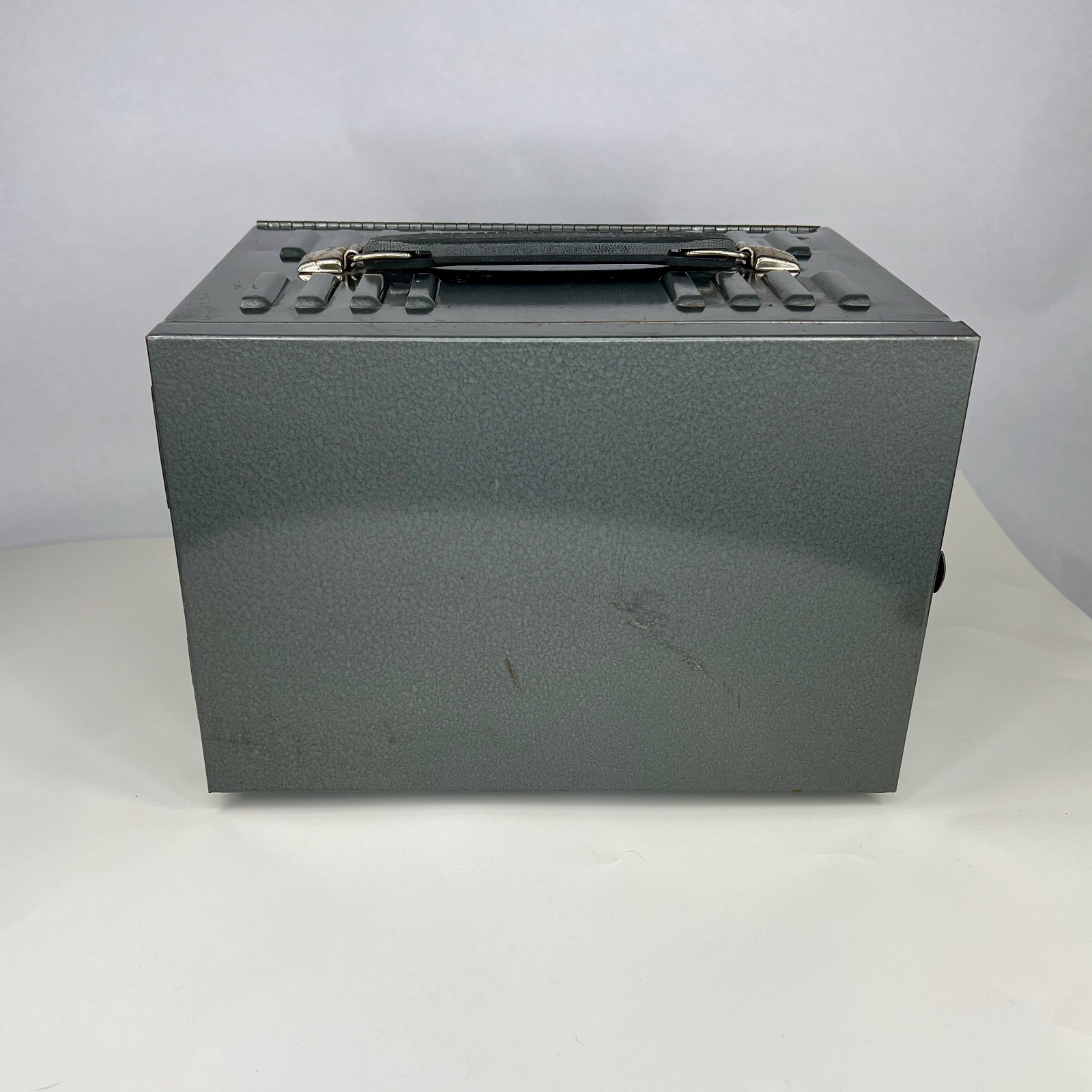 B&K Model 850 Color Analyst CRT TV Test Equipment - Powers On - READ BELOW